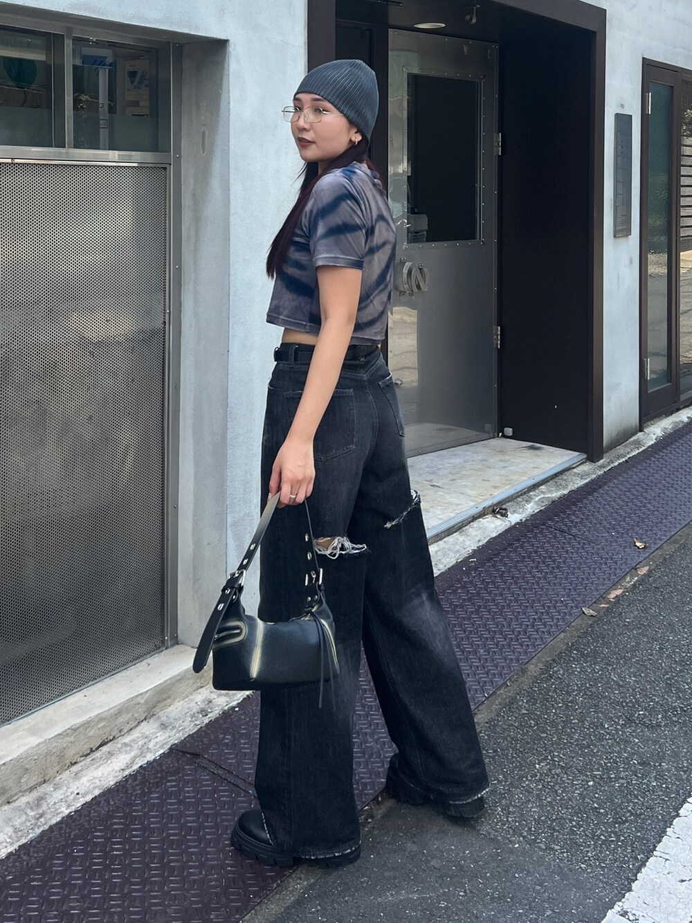 その他のTシャツ/カットソー、ブラック系のデニムパンツ、ブラック系のハンドバッグを着用したレディースの夏コーディネートの2枚目の写真