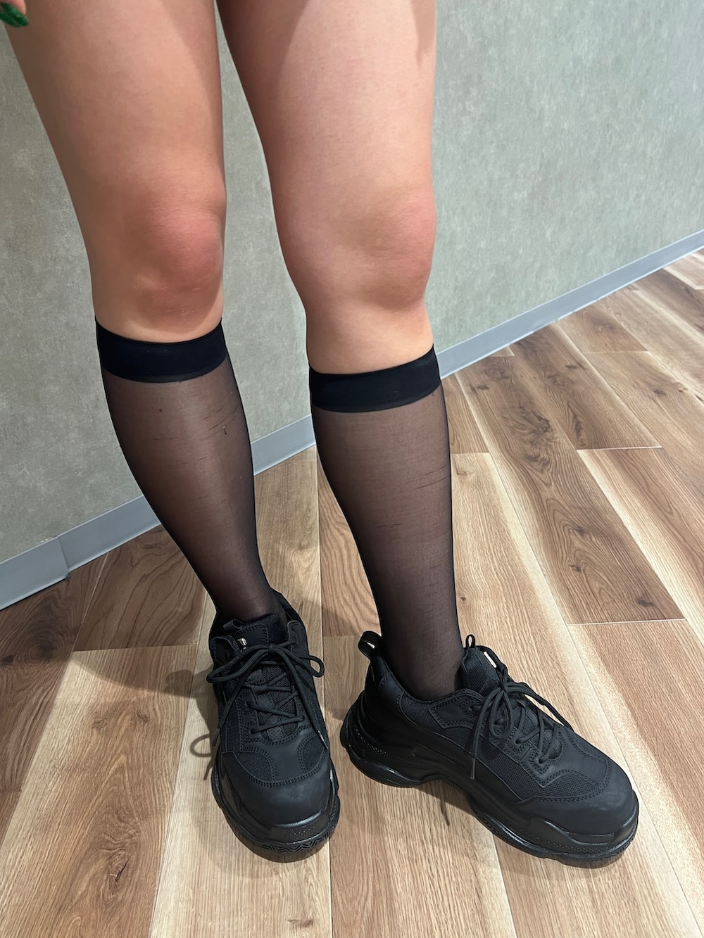 ブラック系のブルゾン、グレー系のニット/セーター、ブラック系のスカートを着用したレディースの冬コーディネートの6枚目の写真