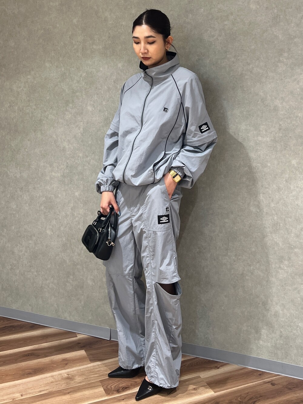 グレー系のその他パンツ、グレー系のブルゾン、ブラック系のパンプスを着用したレディースの春コーディネートの3枚目の写真