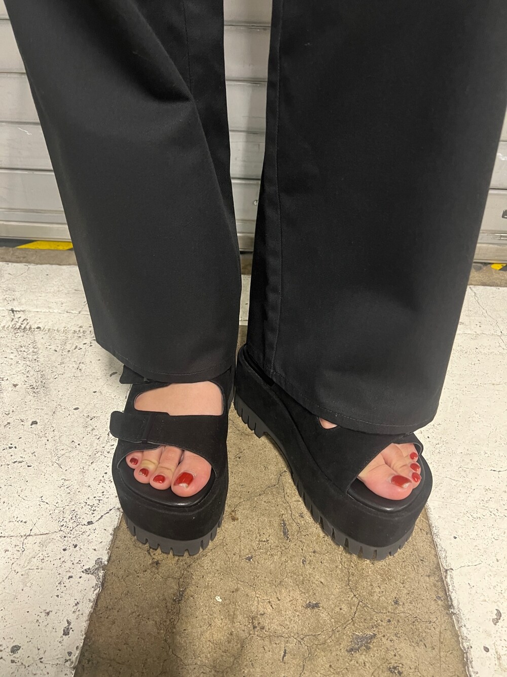 ブラック系のカーゴパンツ、ブラック系のサンダル、その他のハンドバッグを着用したレディースの夏コーディネートの7枚目の写真