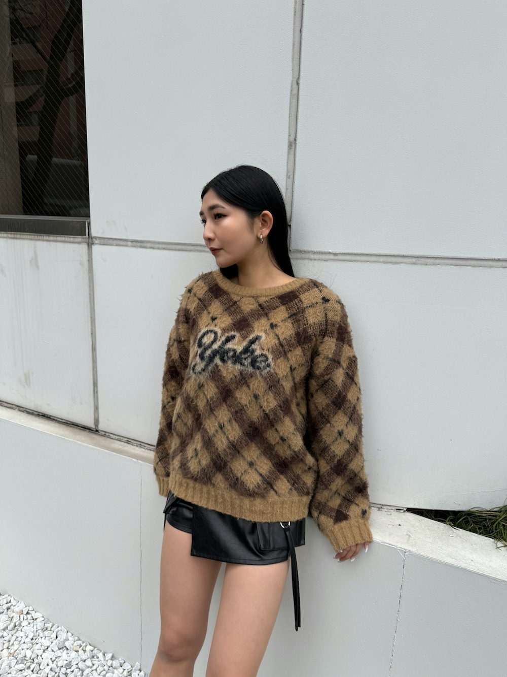 ベージュ系のニット/セーター、ブラック系のその他パンツ、ブラック系のブーツを着用したレディースの冬コーディネートの3枚目の写真