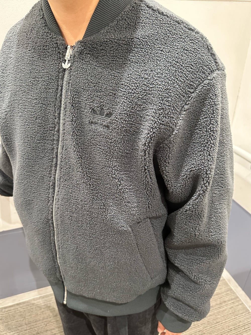 「スニーカー、アウター、adidas、リバーシブル、長袖シャツ、adidas originals、ボンバージャケット、スペツィアル、HANDBALLSPEZIAL、adilenium」｜「adidasのハンドボール [Handball Spezial Shoes] アディダスオリジナルス adidas Originals スニーカー（スニーカー、ブルー系）」を使った、RTさん（メンズ・165cm）の秋コーディネートの5枚目の写真