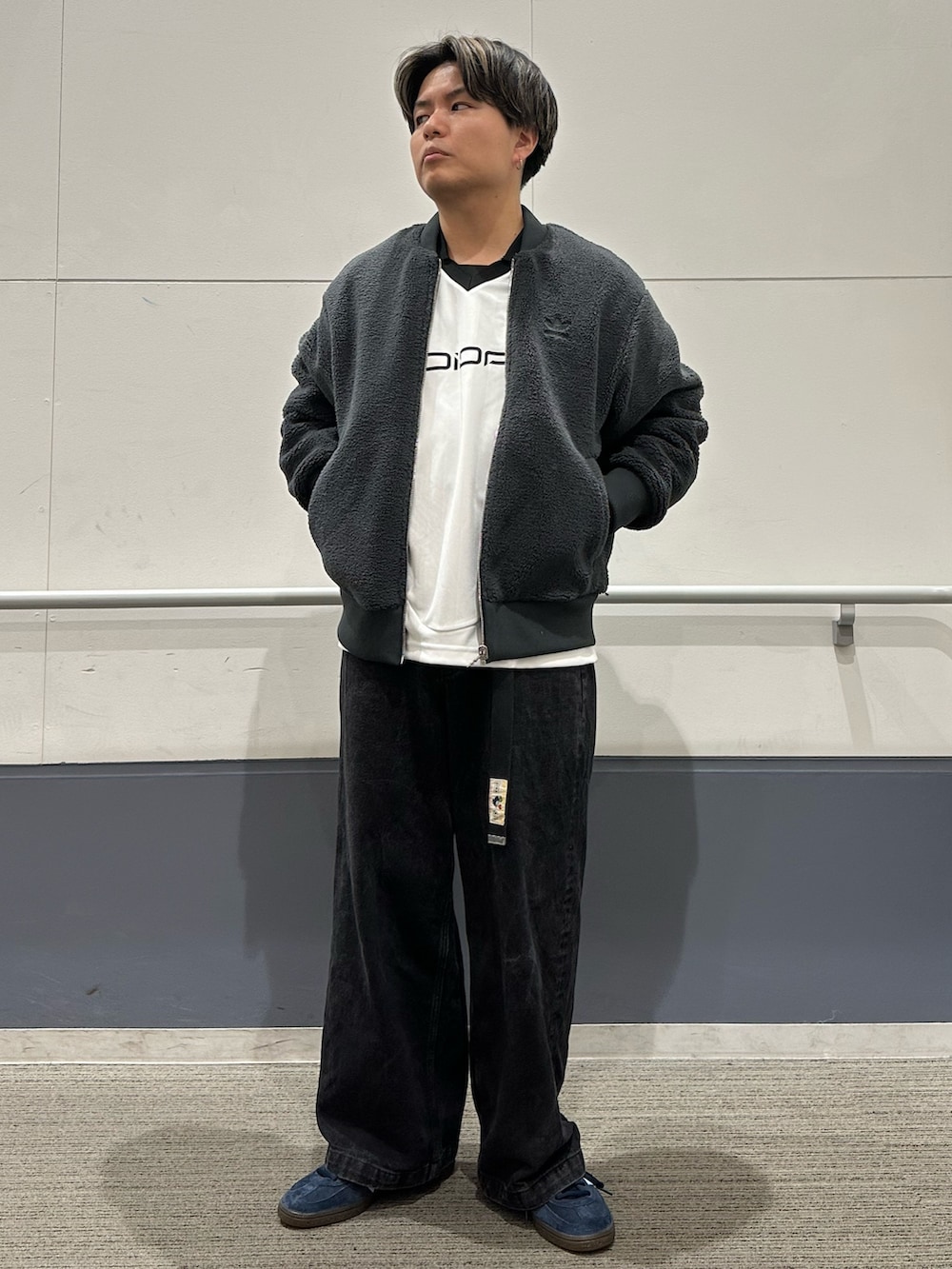 「スニーカー、アウター、adidas、リバーシブル、長袖シャツ、adidas originals、ボンバージャケット、スペツィアル、HANDBALLSPEZIAL、adilenium」｜「adidasのハンドボール [Handball Spezial Shoes] アディダスオリジナルス adidas Originals スニーカー（スニーカー、ブルー系）」を使った、RTさん（メンズ・165cm）の秋コーディネートの4枚目の写真