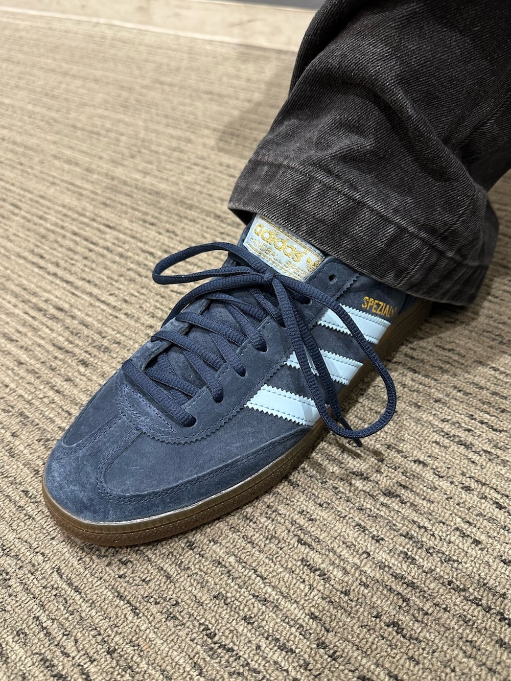 「スニーカー、アウター、adidas、リバーシブル、長袖シャツ、adidas originals、ボンバージャケット、スペツィアル、HANDBALLSPEZIAL、adilenium」｜「adidasのハンドボール [Handball Spezial Shoes] アディダスオリジナルス adidas Originals スニーカー（スニーカー、ブルー系）」を使った、RTさん（メンズ・165cm）の秋コーディネートの6枚目の写真