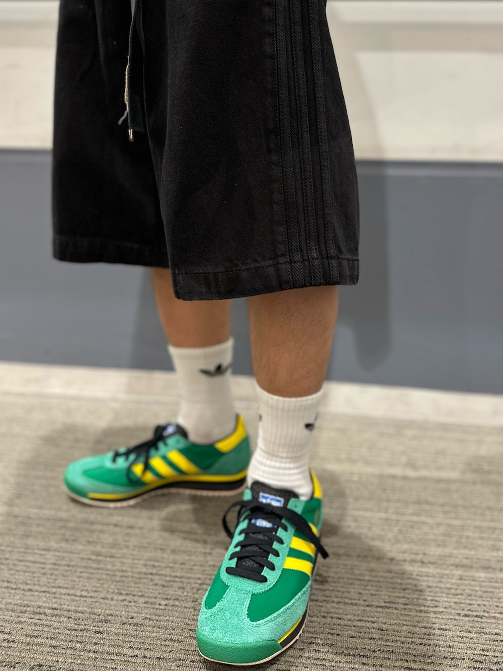 「スニーカー、Tシャツ、adidas、アディダス、カモ柄、adidas originals、デニムショーツ、バケットハット、半袖Ｔシャツ、SL 72」｜「adidasのアディカラー クラシック ストーンウォッシュ バケットハット / アディダスオリジナルス adidas Originals（ハット、ブラック系）」を使った、RTさん（メンズ・165cm）の春コーディネートの4枚目の写真