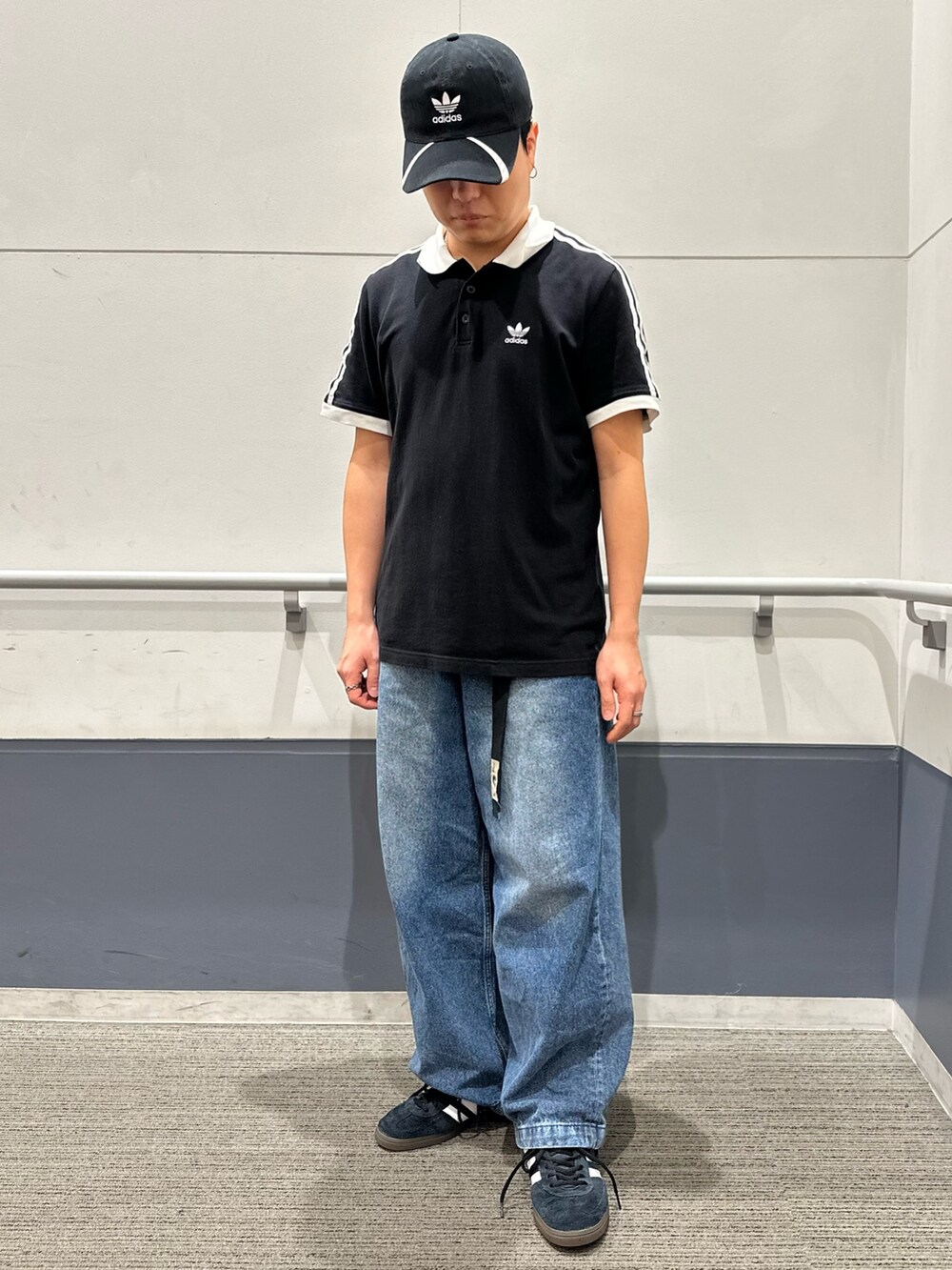 「スニーカー、キャップ、adidas、アディダス、ポロシャツ、adidas originals、アディダスオリジナルス、スリーストライプス、アディカラー、ハンドボールスペツィアル」｜「adidasのハンドボール [Handball Spezial Shoes] アディダスオリジナルス adidas Originals スニーカー（スニーカー、ブラック系）」を使った、RTさん（メンズ・165cm）の春コーディネートの3枚目の写真