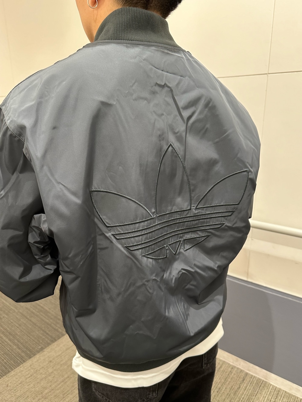 「スニーカー、アウター、adidas、リバーシブル、長袖シャツ、adidas originals、ボンバージャケット、スペツィアル、HANDBALLSPEZIAL、adilenium」｜「adidasのハンドボール [Handball Spezial Shoes] アディダスオリジナルス adidas Originals スニーカー（スニーカー、ブルー系）」を使った、RTさん（メンズ・165cm）の秋コーディネートの3枚目の写真