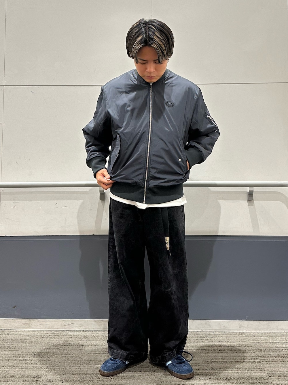 「スニーカー、アウター、adidas、リバーシブル、長袖シャツ、adidas originals、ボンバージャケット、スペツィアル、HANDBALLSPEZIAL、adilenium」｜「adidasのハンドボール [Handball Spezial Shoes] アディダスオリジナルス adidas Originals スニーカー（スニーカー、ブルー系）」を使った、RTさん（メンズ・165cm）の秋コーディネートの2枚目の写真