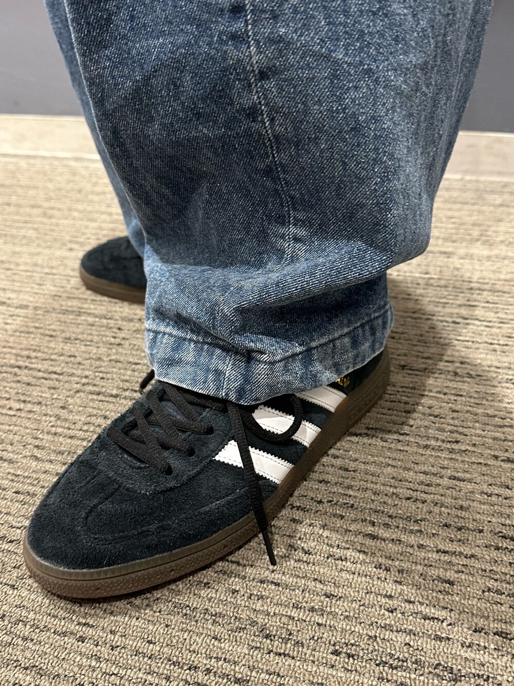 「スニーカー、キャップ、adidas、アディダス、ポロシャツ、adidas originals、アディダスオリジナルス、スリーストライプス、アディカラー、ハンドボールスペツィアル」｜「adidasのハンドボール [Handball Spezial Shoes] アディダスオリジナルス adidas Originals スニーカー（スニーカー、ブラック系）」を使った、RTさん（メンズ・165cm）の春コーディネートの5枚目の写真