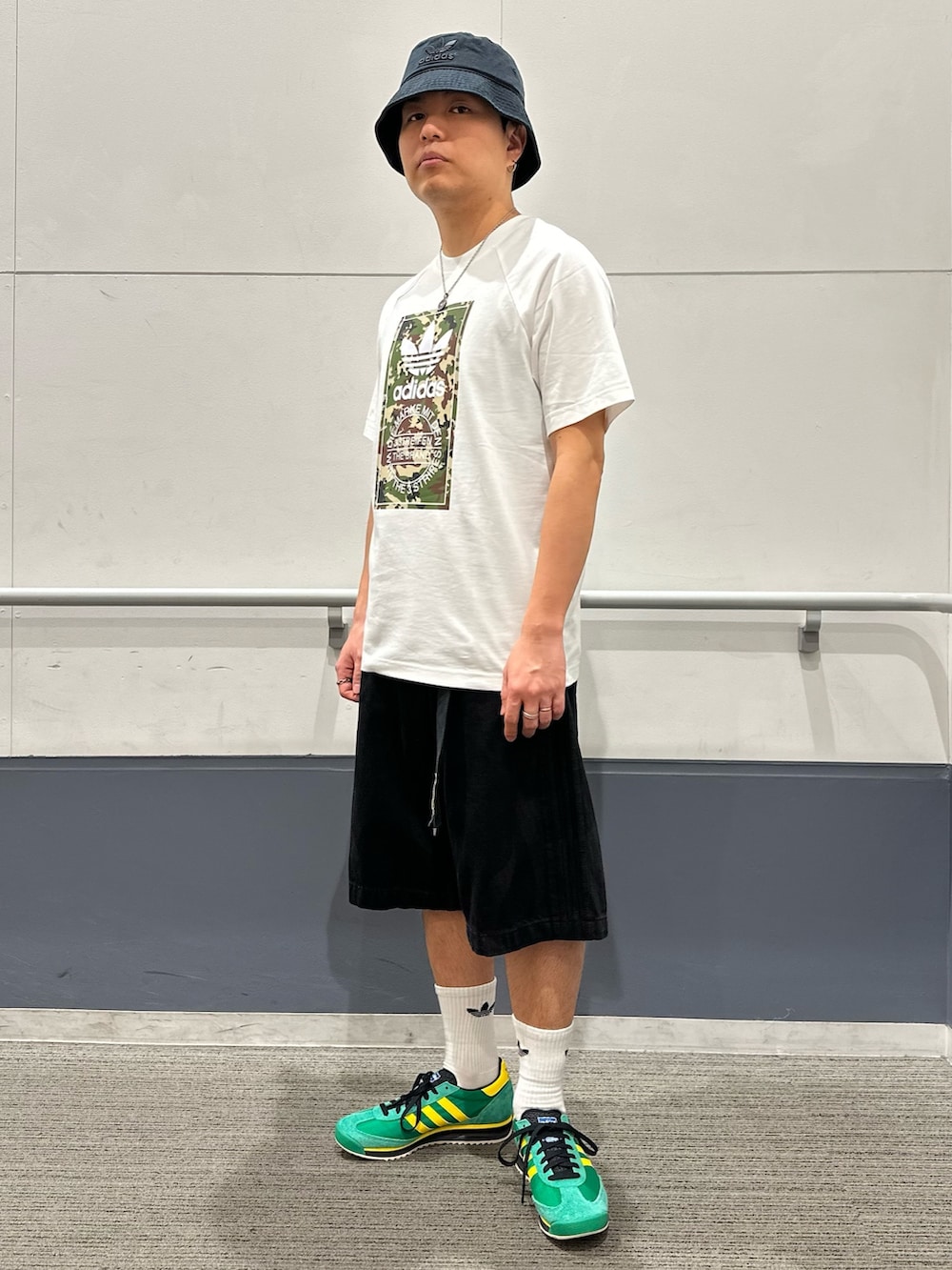 「スニーカー、Tシャツ、adidas、アディダス、カモ柄、adidas originals、デニムショーツ、バケットハット、半袖Ｔシャツ、SL 72」｜「adidasのアディカラー クラシック ストーンウォッシュ バケットハット / アディダスオリジナルス adidas Originals（ハット、ブラック系）」を使った、RTさん（メンズ・165cm）の春コーディネートの2枚目の写真