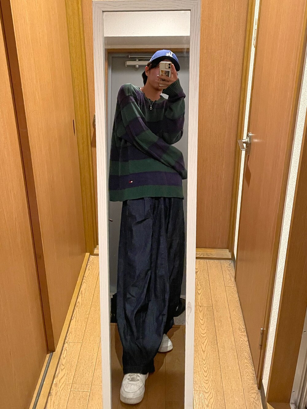 グリーン系のTシャツ/カットソー、ブルー系のデニムパンツ、ホワイト系のスニーカーを着用したメンズの夏コーディネートの2枚目の写真