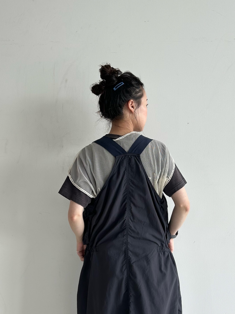 「いいね、save、フォローお願いします🤑、低身長、低身長コーデ、ワンピース、デニム、デニムパンツ、Tシャツ、プリントTシャツ、プリントT、レイヤード、レイヤードスタイル」｜「BEAMS BOYのナイロン フィッシング ベスト アレンジ ワンピース（ワンピース、ブルー系）」を使った、黒田 彩乃さん（骨格ストレート・レディース・153cm）の春コーディネートの5枚目の写真