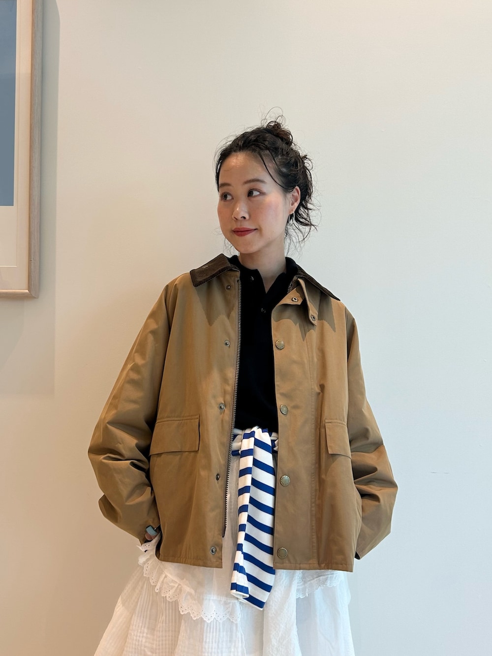 「barbour、ジャケット、ジャケットスタイル、Lacoste、LACOSTE、Torito、ティアードスカート、いいね、save、フォローお願いします🤑、低身長、低身長コーデ」｜「Barbourの【別注】Barbour / Thornbury Jacket（ブルゾン、ベージュ系）」を使った、黒田 彩乃さん（骨格ストレート・レディース・153cm）の秋コーディネートの4枚目の写真