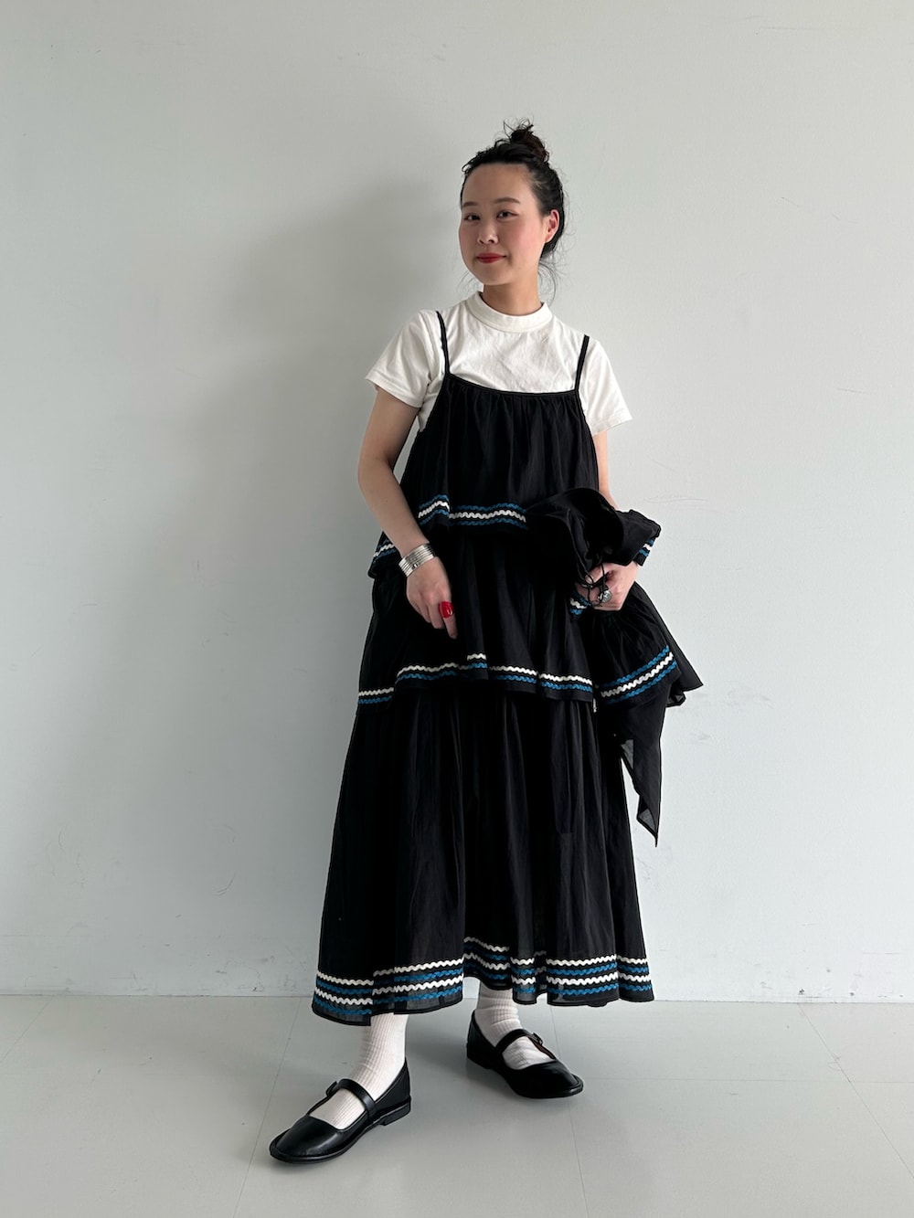 ブラック系のシャツ/ブラウス、ブラック系のワンピース、ブラック系のバレエシューズを着用したレディースの夏コーディネートの5枚目の写真