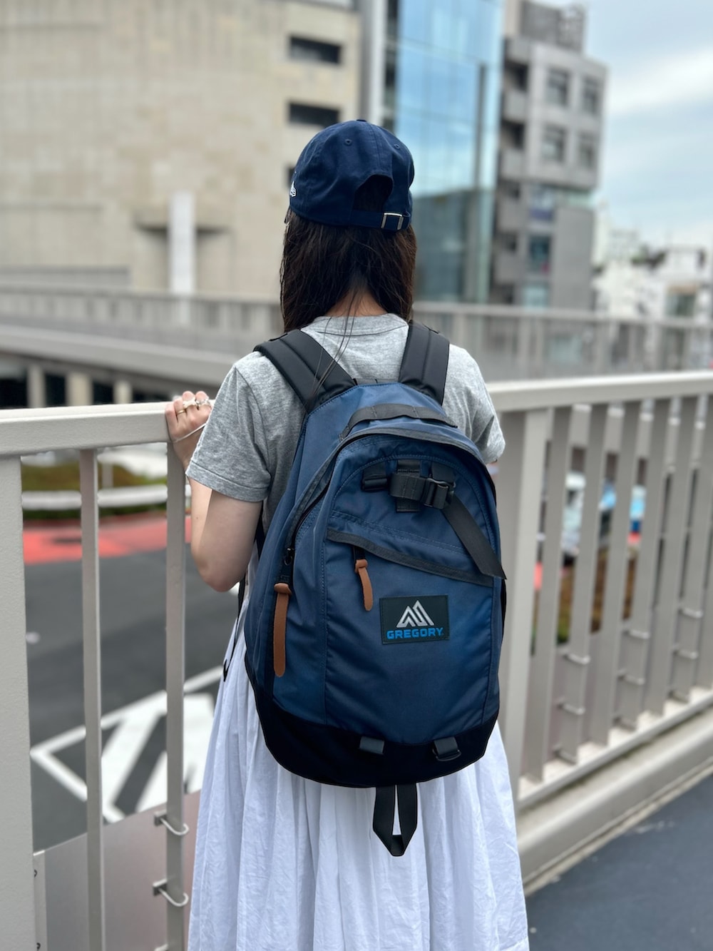 「Gregory、バックパック、リュック、ワンピース、キャップ、ローファー、いいね、save、フォローお願いします🤑、Tシャツ」|「BEAMS BOYのmaturely / 2Way Stretch Tuck Slacks(スラックス、ブルー系)」を使った、黒田 彩乃さん(レディース・153cm)の夏コーディネートの4枚目の写真