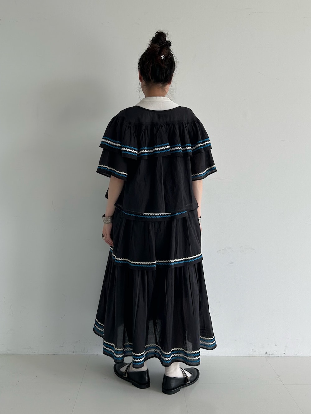 ブラック系のシャツ/ブラウス、ブラック系のワンピース、ブラック系のバレエシューズを着用したレディースの夏コーディネートの2枚目の写真