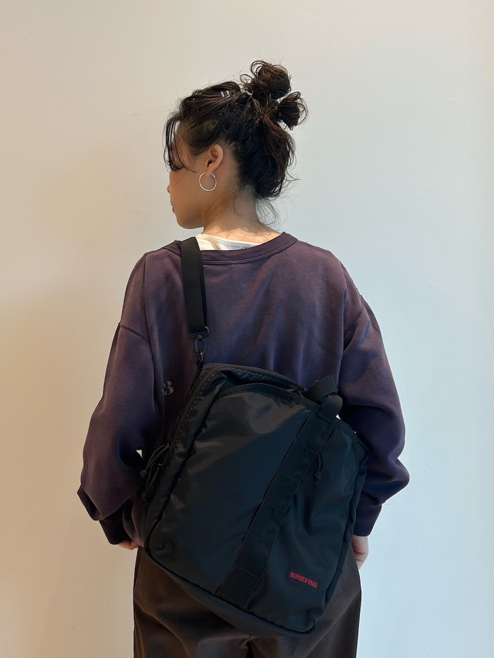 「スウェット、チノパン、シンプルコーデ、BRIEFING」｜「BEAMS BOYの【別注】 WAREHOUSE & CO. / ステンシル13 前V スウェット（スウェット、ブルー系）」を使った、黒田 彩乃さん（骨格ストレート・レディース・153cm）の夏コーディネートの9枚目の写真