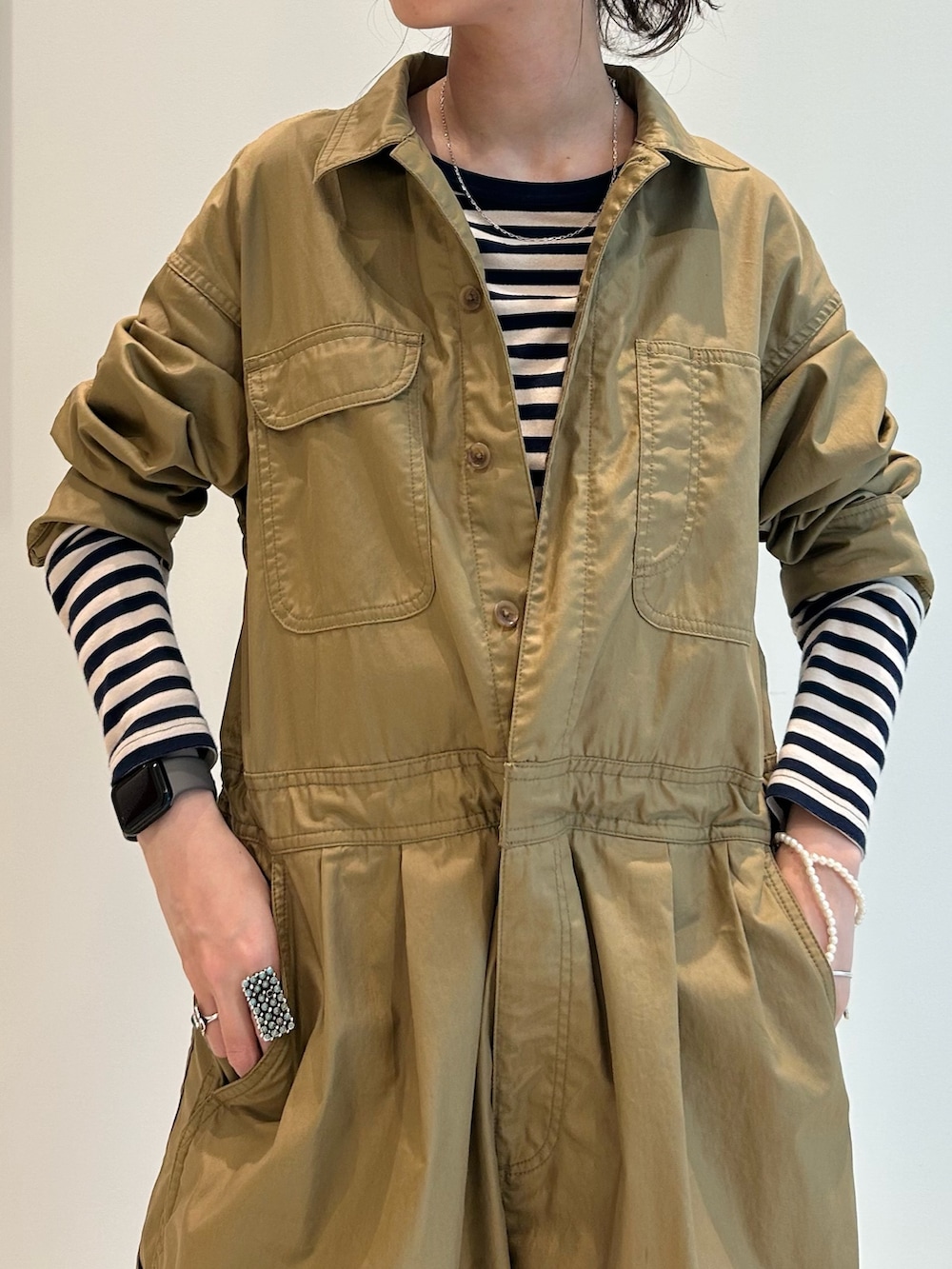 ブルー系のドレスシューズ、ベージュ系のサロペット/オーバーオール、ブルー系のショルダーバッグを着用したレディースの夏コーディネートの3枚目の写真