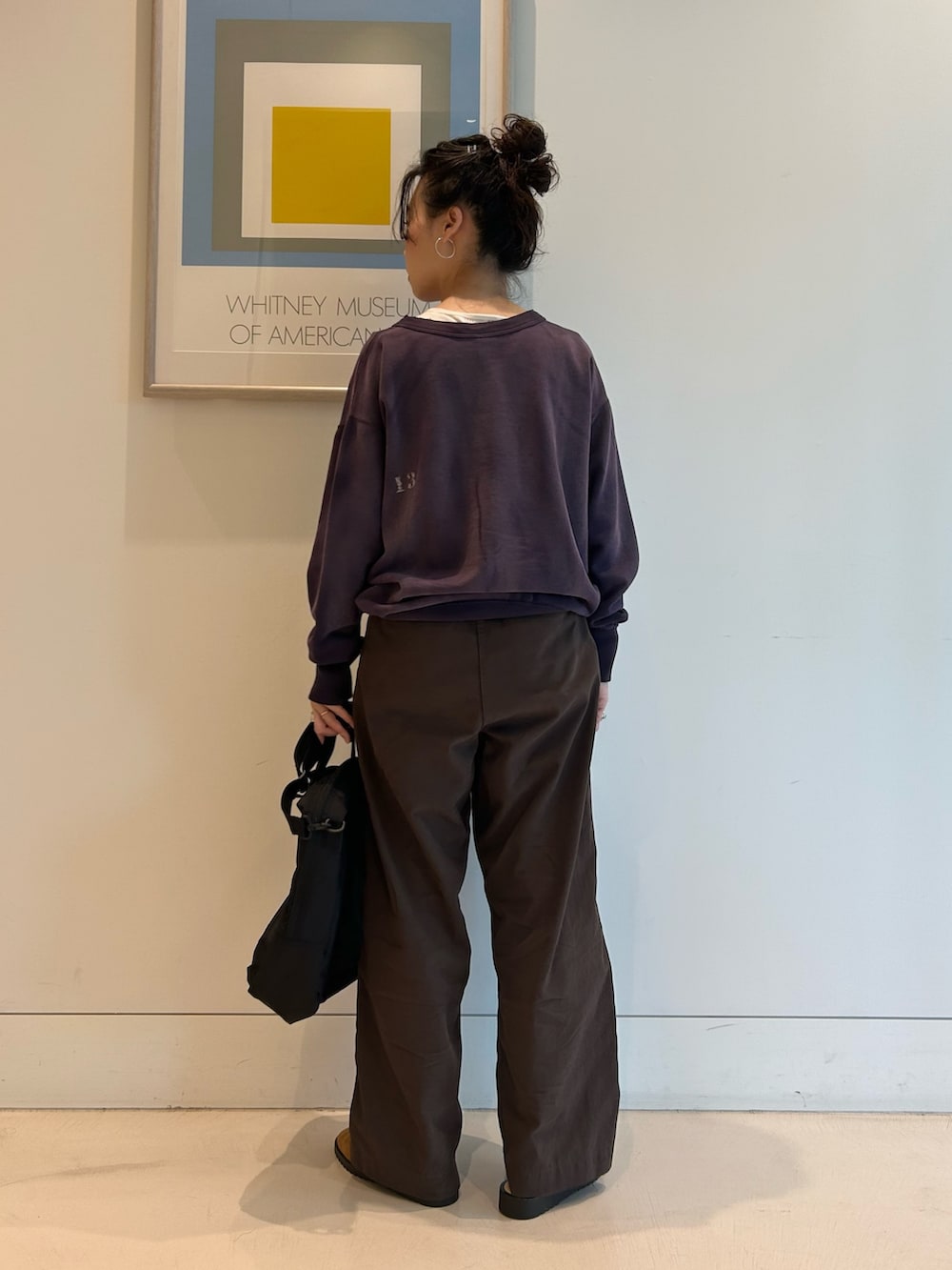 「スウェット、チノパン、シンプルコーデ、BRIEFING」｜「BEAMS BOYの【別注】 WAREHOUSE & CO. / ステンシル13 前V スウェット（スウェット、ブルー系）」を使った、黒田 彩乃さん（骨格ストレート・レディース・153cm）の夏コーディネートの3枚目の写真