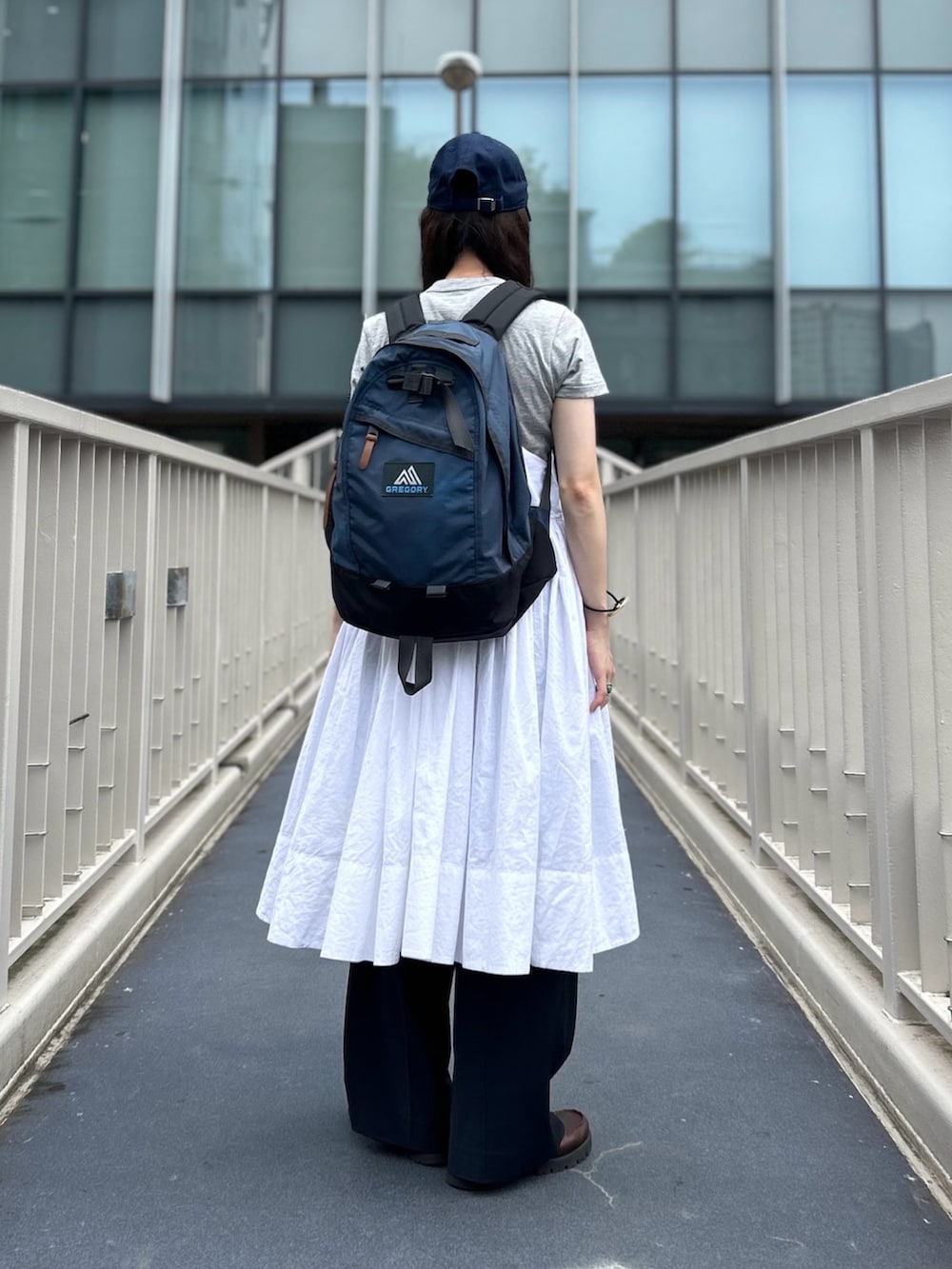 「Gregory、バックパック、リュック、ワンピース、キャップ、ローファー、いいね、save、フォローお願いします🤑、Tシャツ」|「BEAMS BOYのmaturely / 2Way Stretch Tuck Slacks(スラックス、ブルー系)」を使った、黒田 彩乃さん(レディース・153cm)の夏コーディネートの2枚目の写真