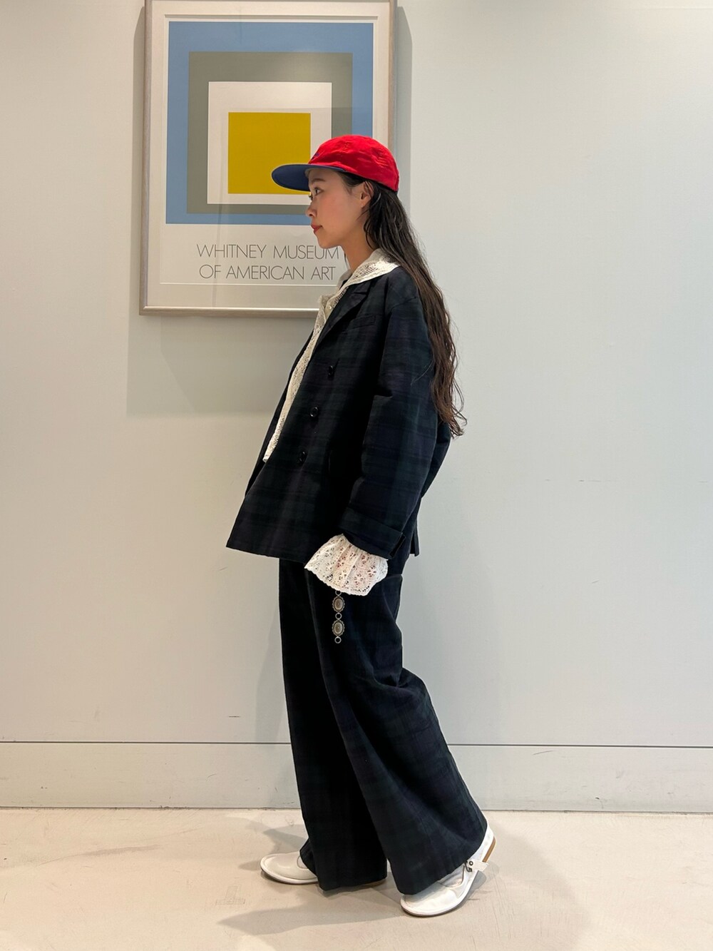 ホワイト系のバレエシューズ、ブルー系のテーラードジャケット、グレー系のTシャツ/カットソーを着用したレディースの冬コーディネートの2枚目の写真