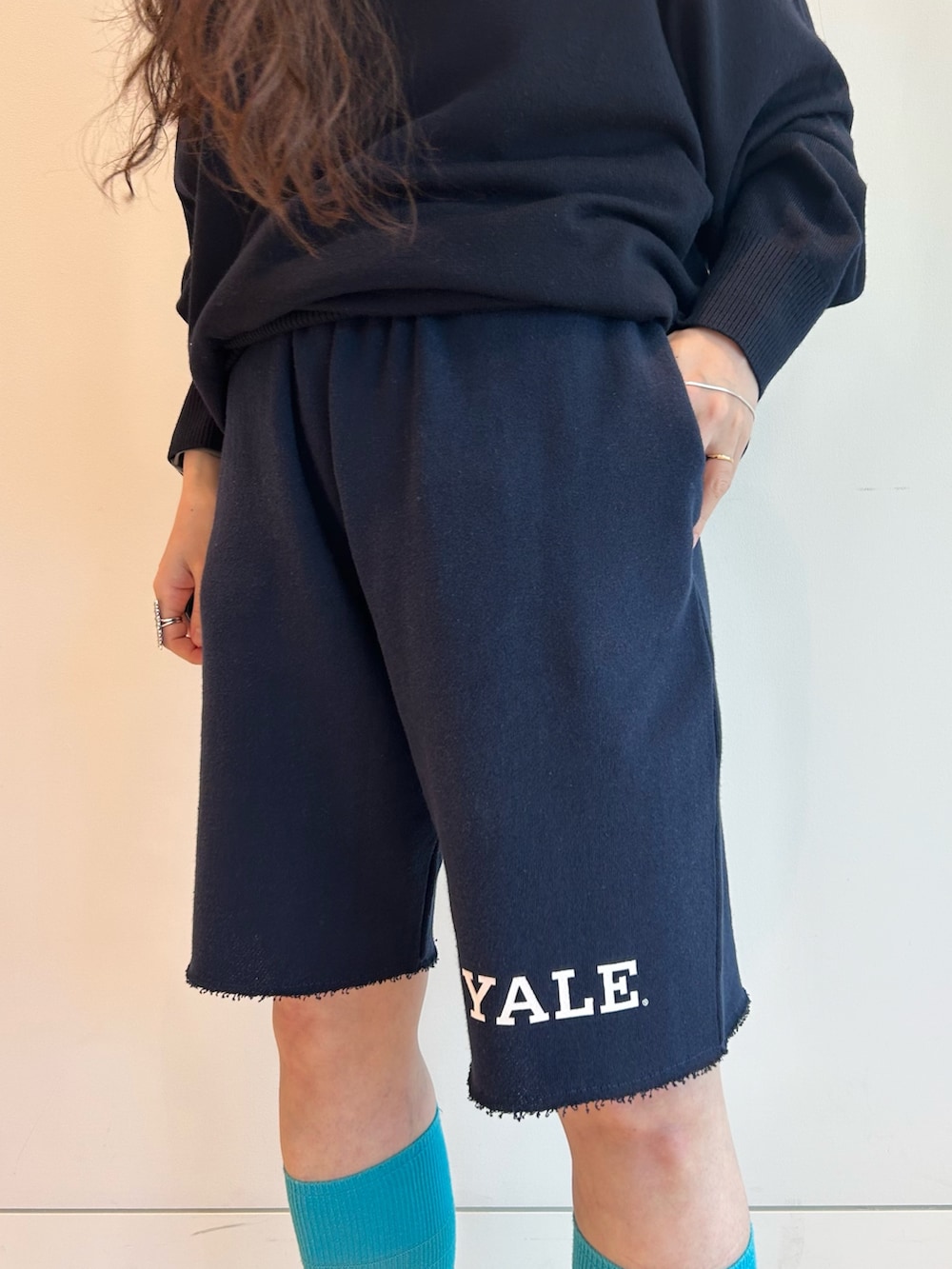 ブルー系のドレスシューズ、ブルー系のその他パンツ、ブルー系のニット/セーターを着用したレディースの夏コーディネートの8枚目の写真