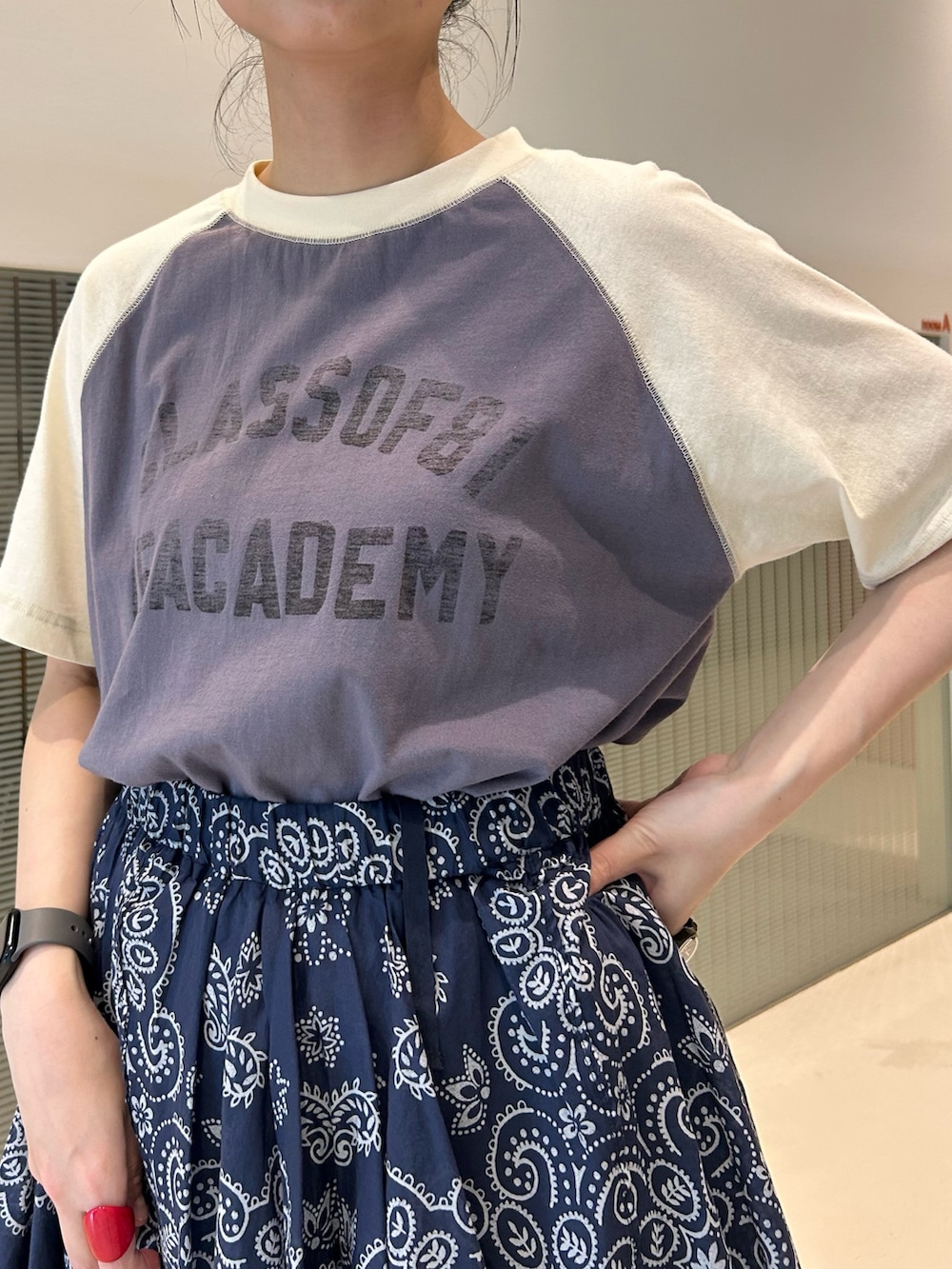 ブルー系のスカート、ブルー系のTシャツ/カットソー、ブルー系のデニムパンツを着用したレディースの夏コーディネートの5枚目の写真