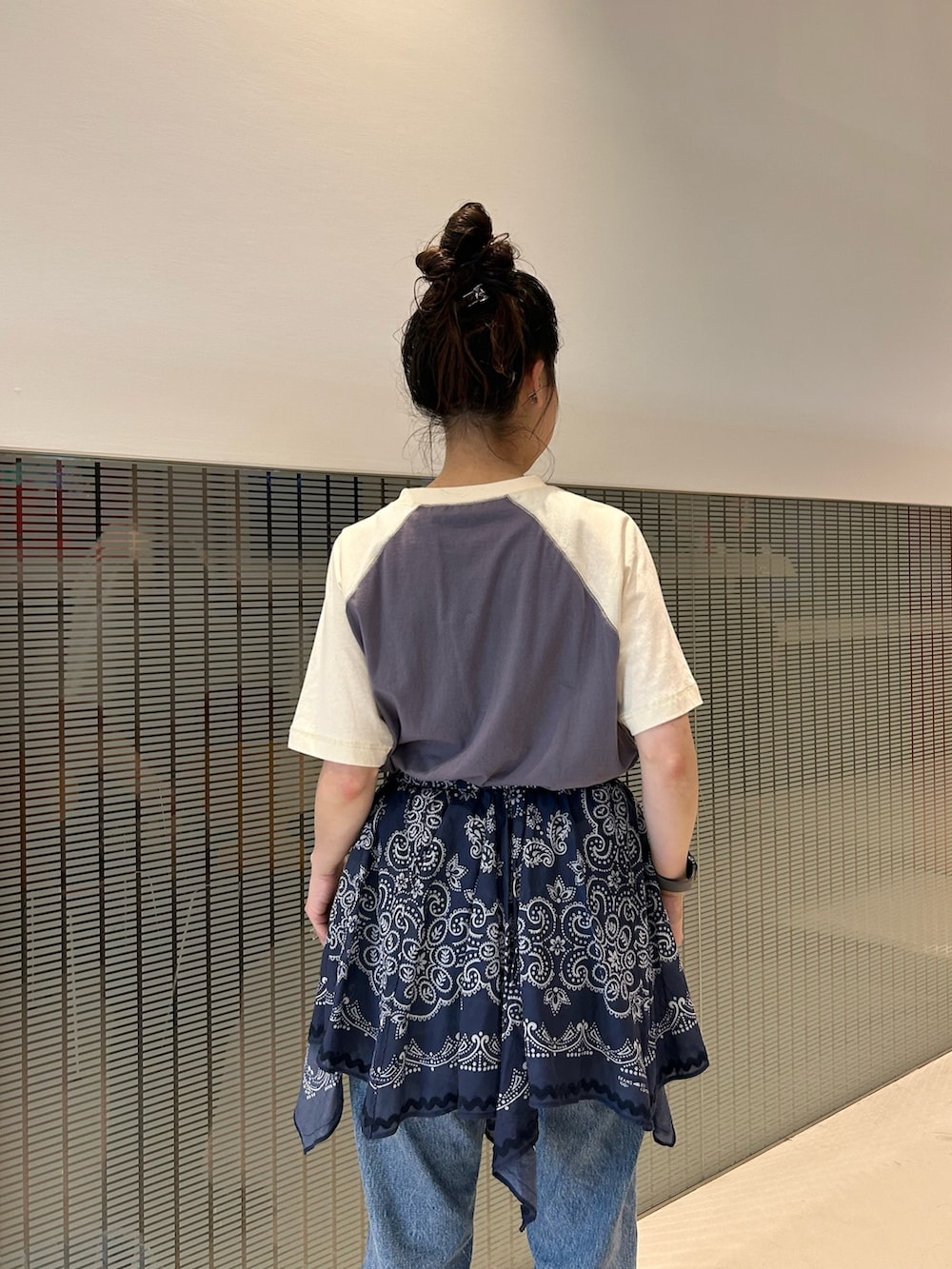 ブルー系のスカート、ブルー系のTシャツ/カットソー、ブルー系のデニムパンツを着用したレディースの夏コーディネートの4枚目の写真