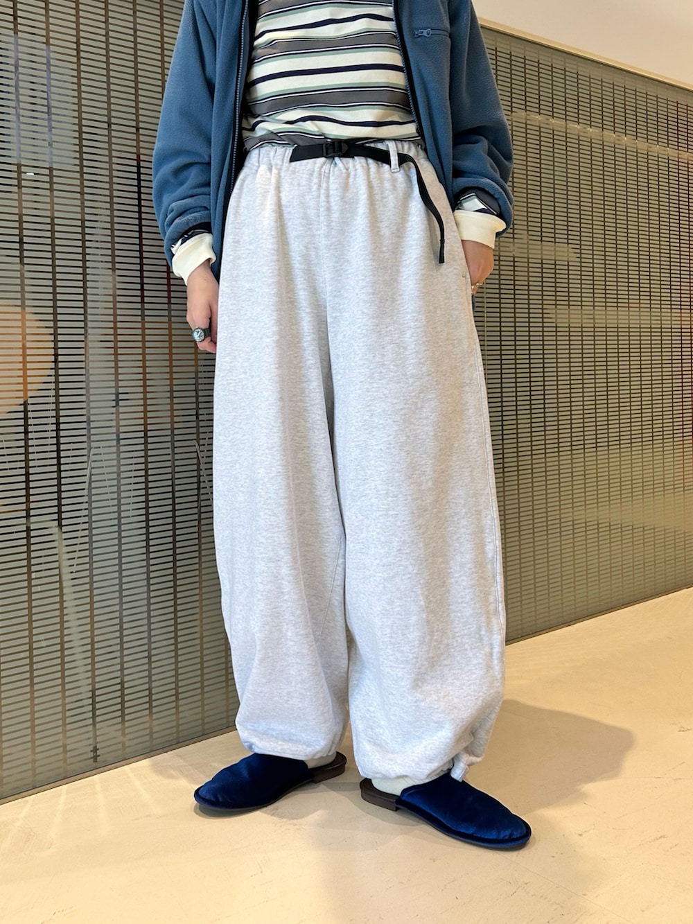 その他のバックパック/リュック、グレー系のスウェットパンツ、ホワイト系のTシャツ/カットソーを着用したレディースの夏コーディネートの8枚目の写真