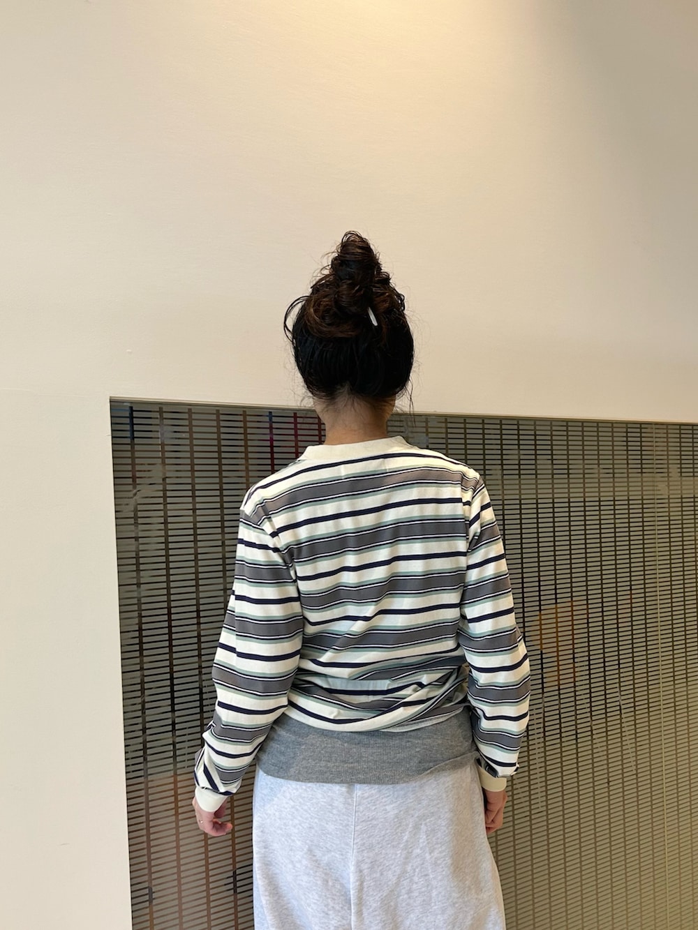 その他のバックパック/リュック、グレー系のスウェットパンツ、ホワイト系のTシャツ/カットソーを着用したレディースの夏コーディネートの7枚目の写真