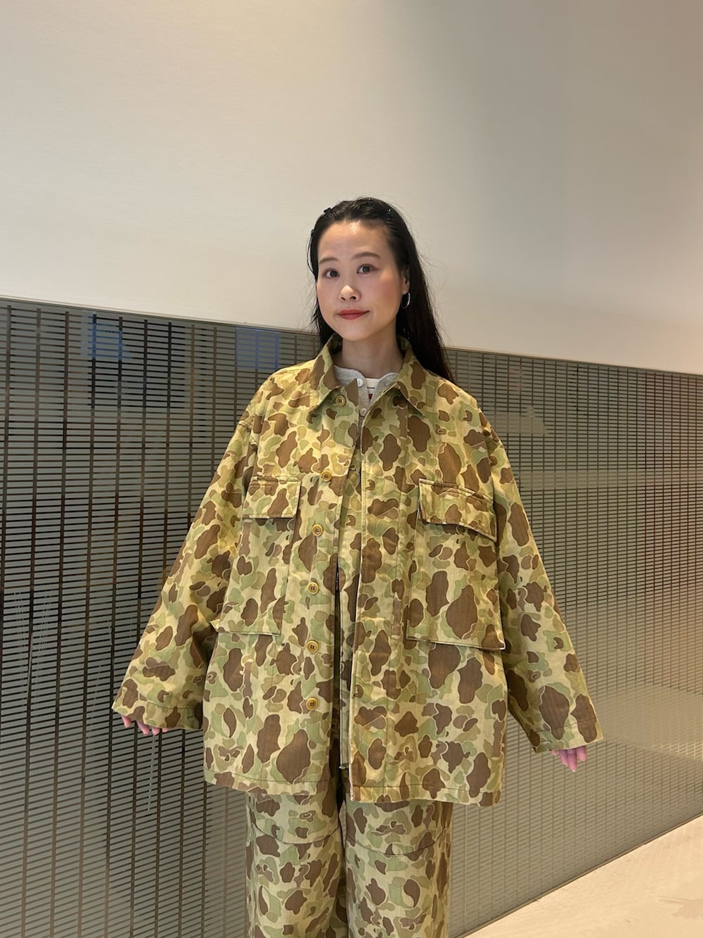 その他のミリタリージャケット、その他のカーゴパンツ、ベージュ系のTシャツ/カットソーを着用したレディースの秋コーディネートの4枚目の写真