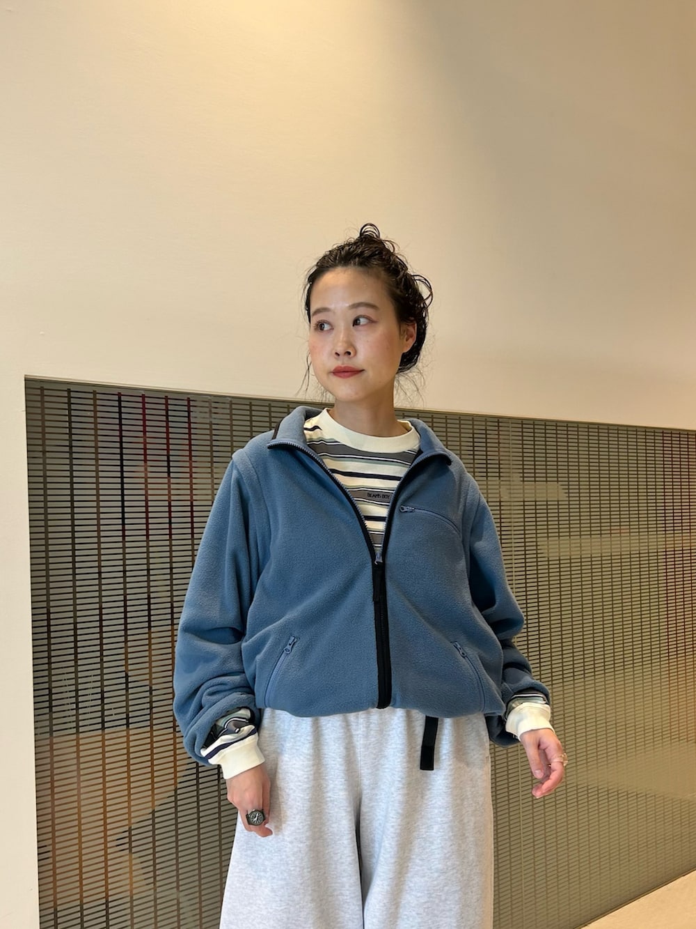その他のバックパック/リュック、グレー系のスウェットパンツ、ホワイト系のTシャツ/カットソーを着用したレディースの夏コーディネートの4枚目の写真