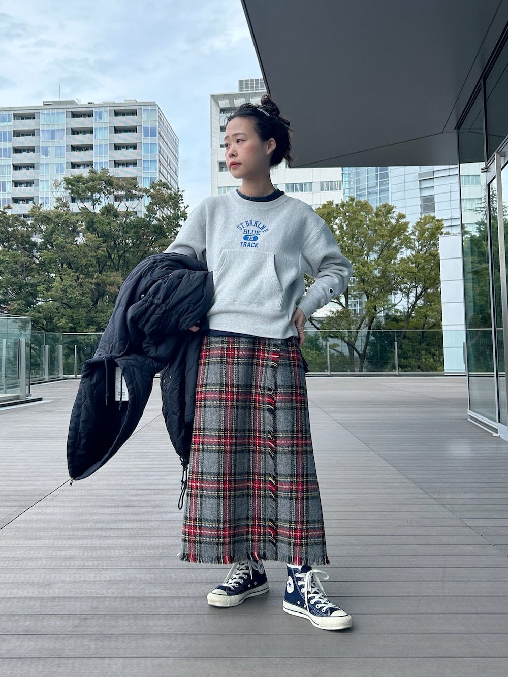 ブルー系のその他アウター、グレー系のスウェット、グレー系のスカートを着用したレディースの秋コーディネートの7枚目の写真