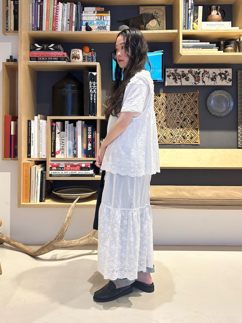 「夏、夏コーデ、ワンピース、ワンピーススタイル、セット、カットワーク、カットワークレース、デニム、サンダル、低身長、低身長コーデ、いいね、save、フォローお願いします🤑」｜「BEAMS BOYのカットワーク ノースリーブ ワンピース（ワンピース、ホワイト系）」を使った、黒田 彩乃さん（骨格ストレート・レディース・153cm）の夏コーディネートの3枚目の写真