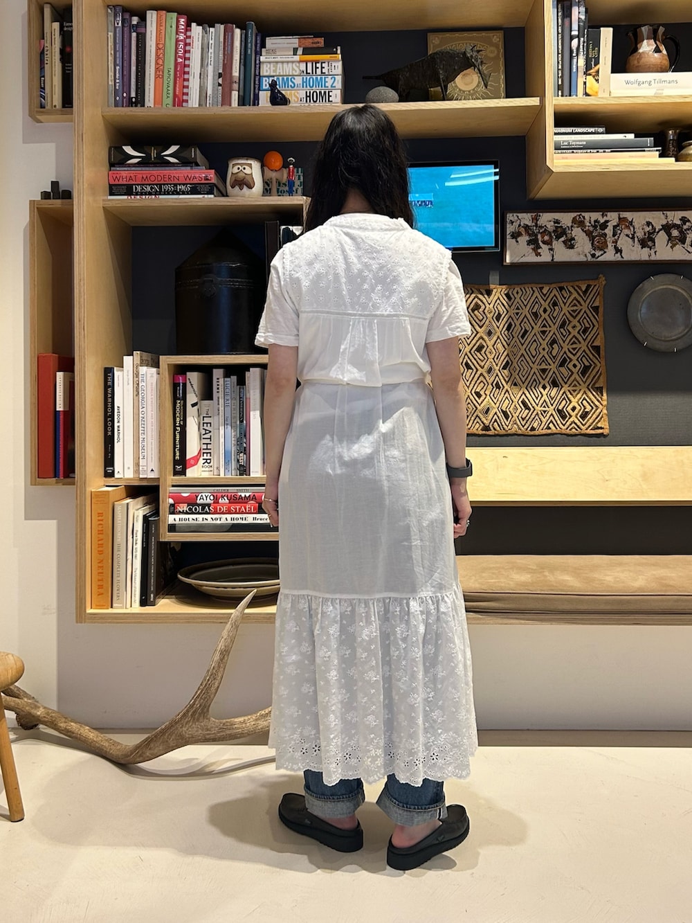 「夏、夏コーデ、ワンピース、ワンピーススタイル、セット、カットワーク、カットワークレース、デニム、サンダル、低身長、低身長コーデ、いいね、save、フォローお願いします🤑」｜「BEAMS BOYのカットワーク ノースリーブ ワンピース（ワンピース、ホワイト系）」を使った、黒田 彩乃さん（骨格ストレート・レディース・153cm）の夏コーディネートの7枚目の写真