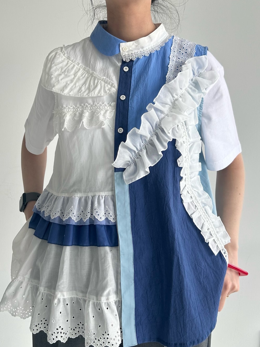 グレー系のスラックス、ブラック系のローファー、ホワイト系のTシャツ/カットソーを着用したレディースの春コーディネートの4枚目の写真