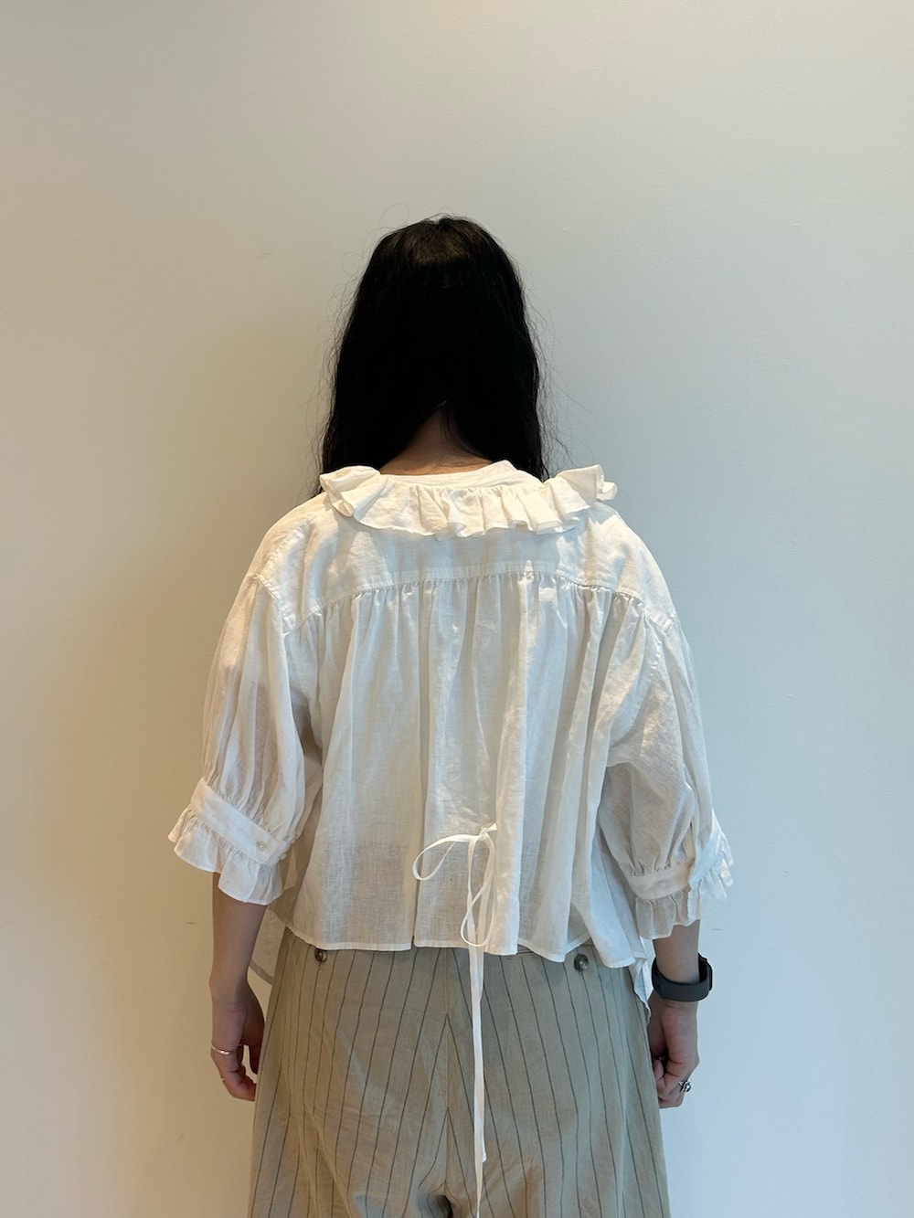「梅雨、梅雨コーデ、ジャケット、ジャケットスタイル、セットアップ、セットアップスタイル、ロゴT、レイヤード、レイヤードスタイル、ブラウス、フリル、ショーツ、ショーツスタイル」｜「BEAMS BOYのライン メッセージ Tシャツ（Tシャツ/カットソー、ホワイト系）」を使った、黒田 彩乃さん（骨格ストレート・レディース・153cm）の夏コーディネートの6枚目の写真