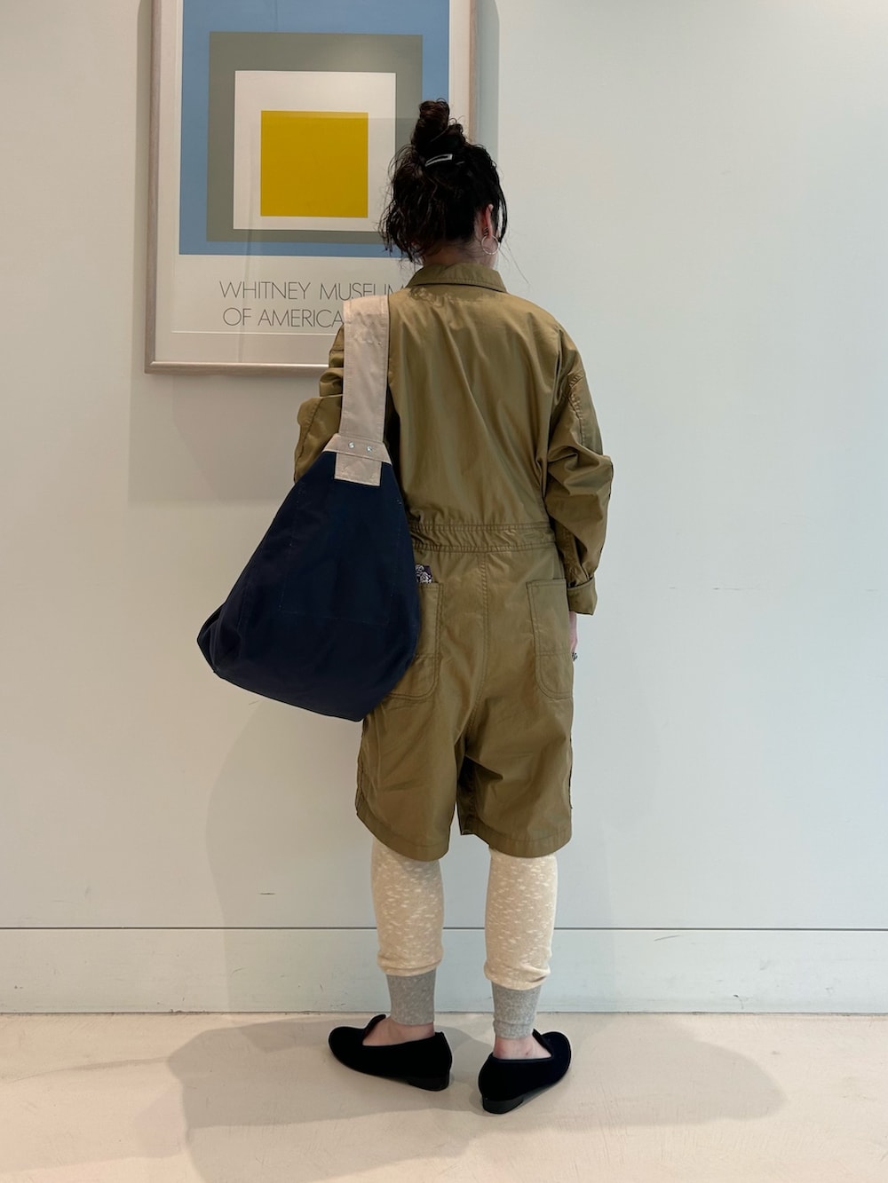 ブルー系のドレスシューズ、ベージュ系のサロペット/オーバーオール、ブルー系のショルダーバッグを着用したレディースの夏コーディネートの2枚目の写真