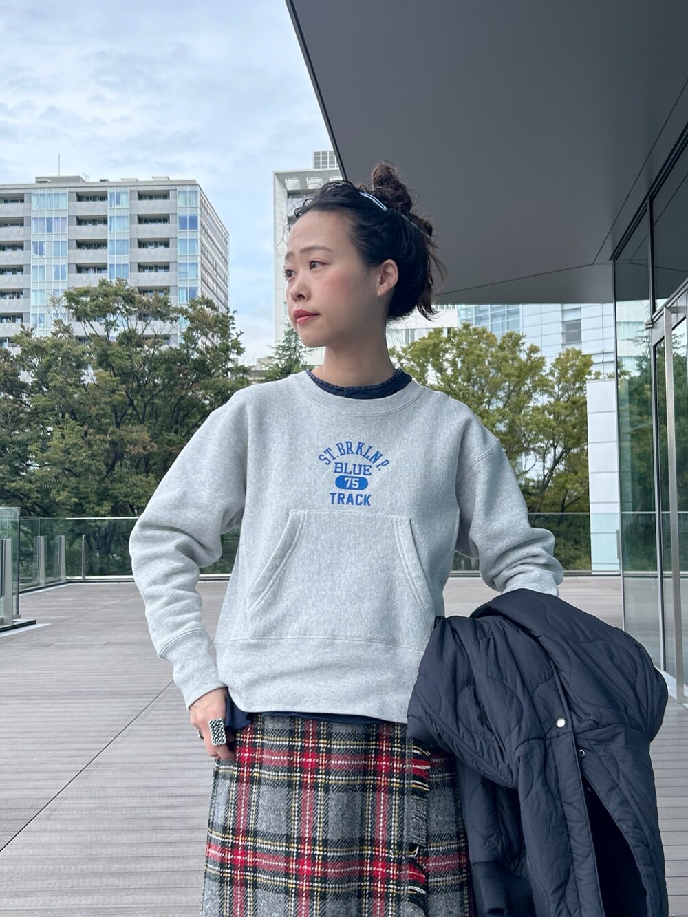 ブルー系のその他アウター、グレー系のスウェット、グレー系のスカートを着用したレディースの秋コーディネートの8枚目の写真