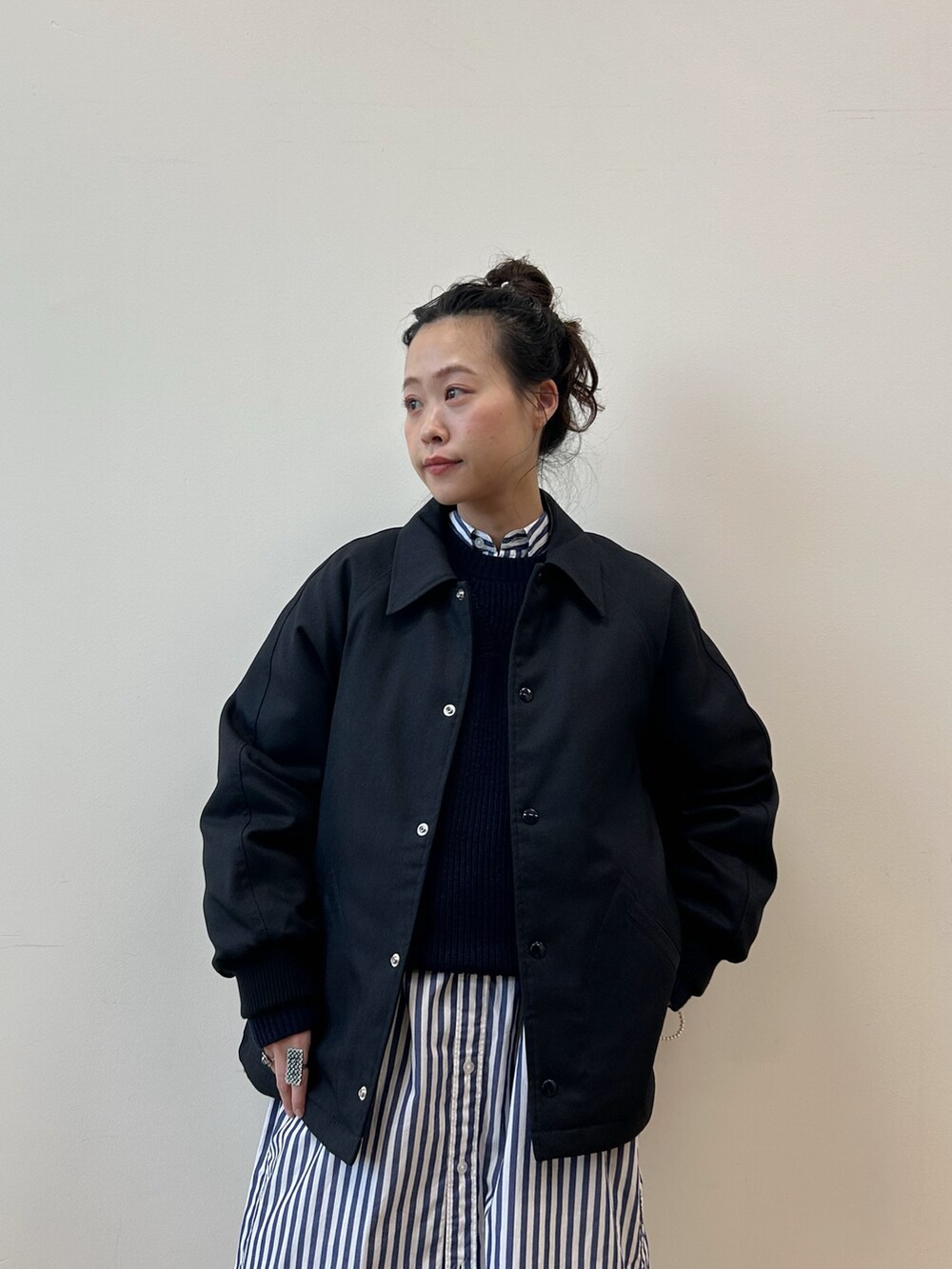 ブルー系のシャツワンピース、ブルー系のブルゾン、ブルー系のニット/セーターを着用したレディースの冬コーディネートの4枚目の写真