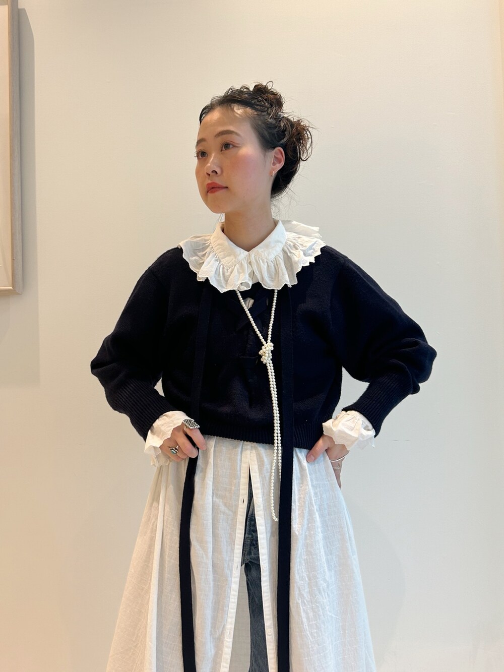グリーン系のその他アウター、ホワイト系のシャツワンピース、ブルー系のデニムパンツを着用したレディースの秋コーディネートの8枚目の写真