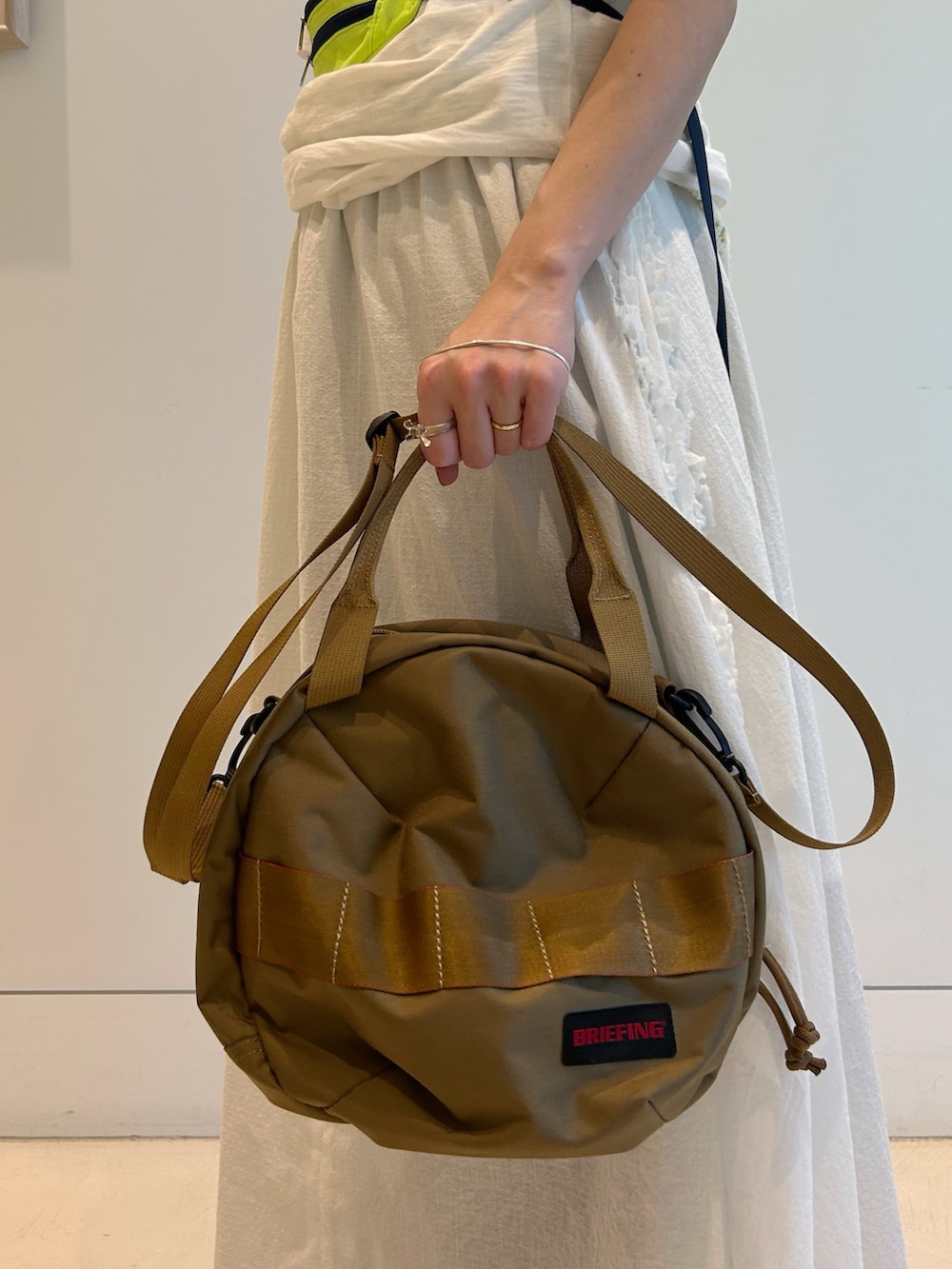 グリーン系のブルゾン、ホワイト系のTシャツ/カットソー、ブルー系のデニムパンツを着用したレディースの冬コーディネートの9枚目の写真