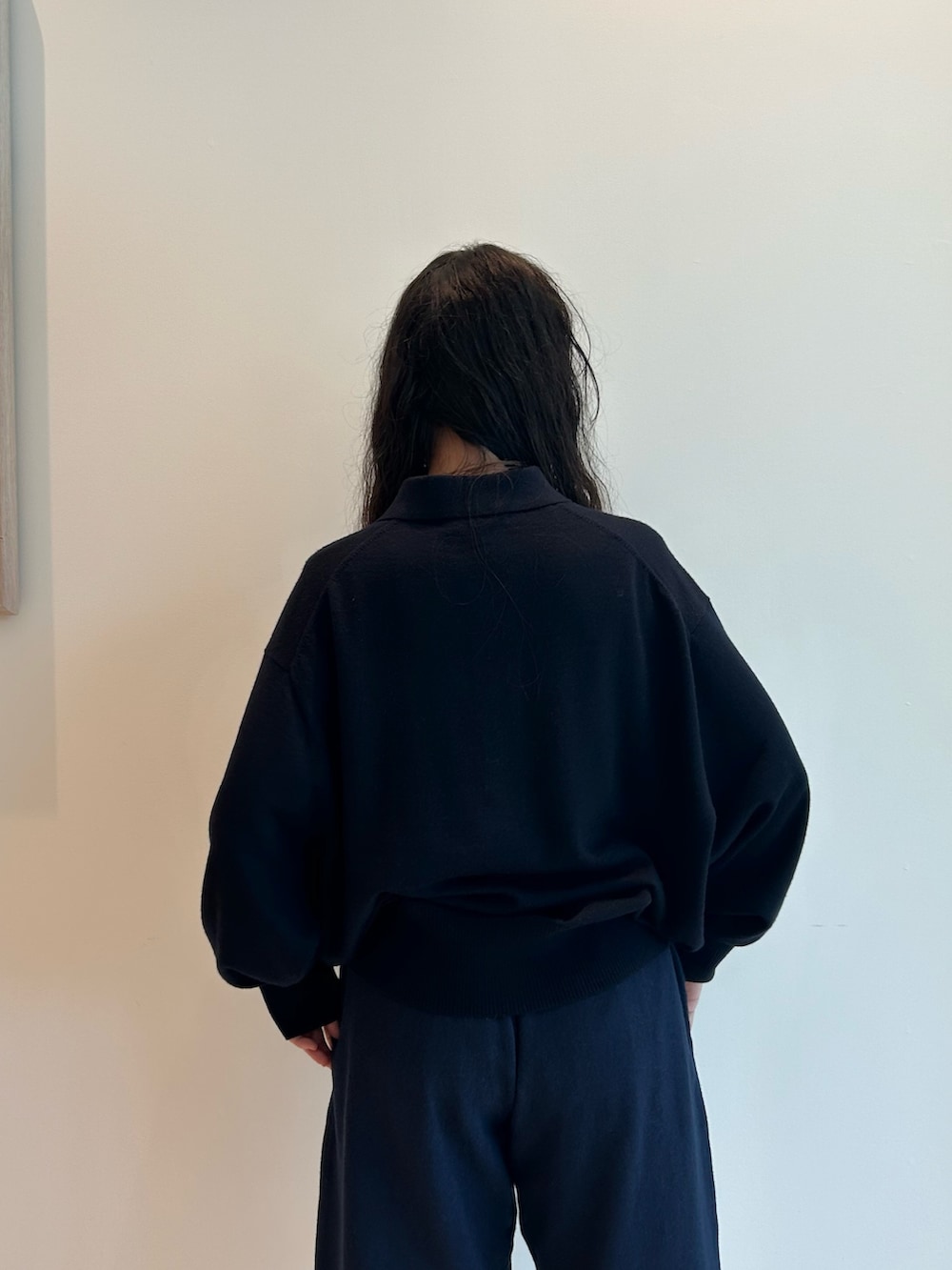 ブルー系のドレスシューズ、ブルー系のその他パンツ、ブルー系のニット/セーターを着用したレディースの夏コーディネートの6枚目の写真