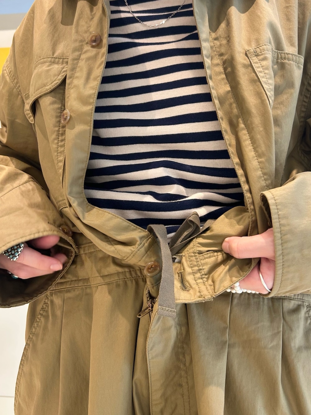 ブルー系のドレスシューズ、ベージュ系のサロペット/オーバーオール、ブルー系のショルダーバッグを着用したレディースの夏コーディネートの6枚目の写真