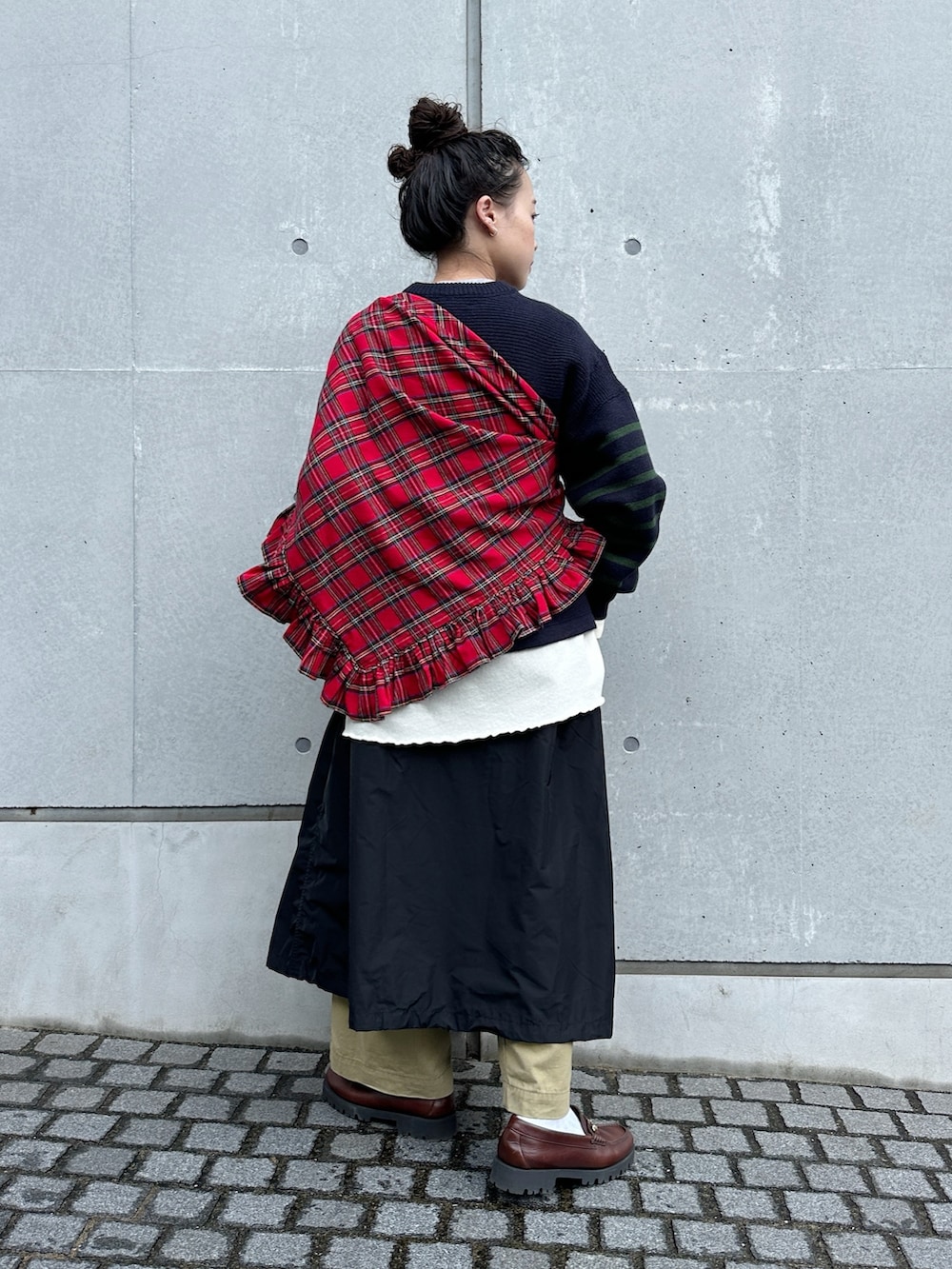 ベージュ系のチノパンツ、ブルー系のニット/セーター、ホワイト系のTシャツ/カットソーを着用したレディースの秋コーディネートの2枚目の写真