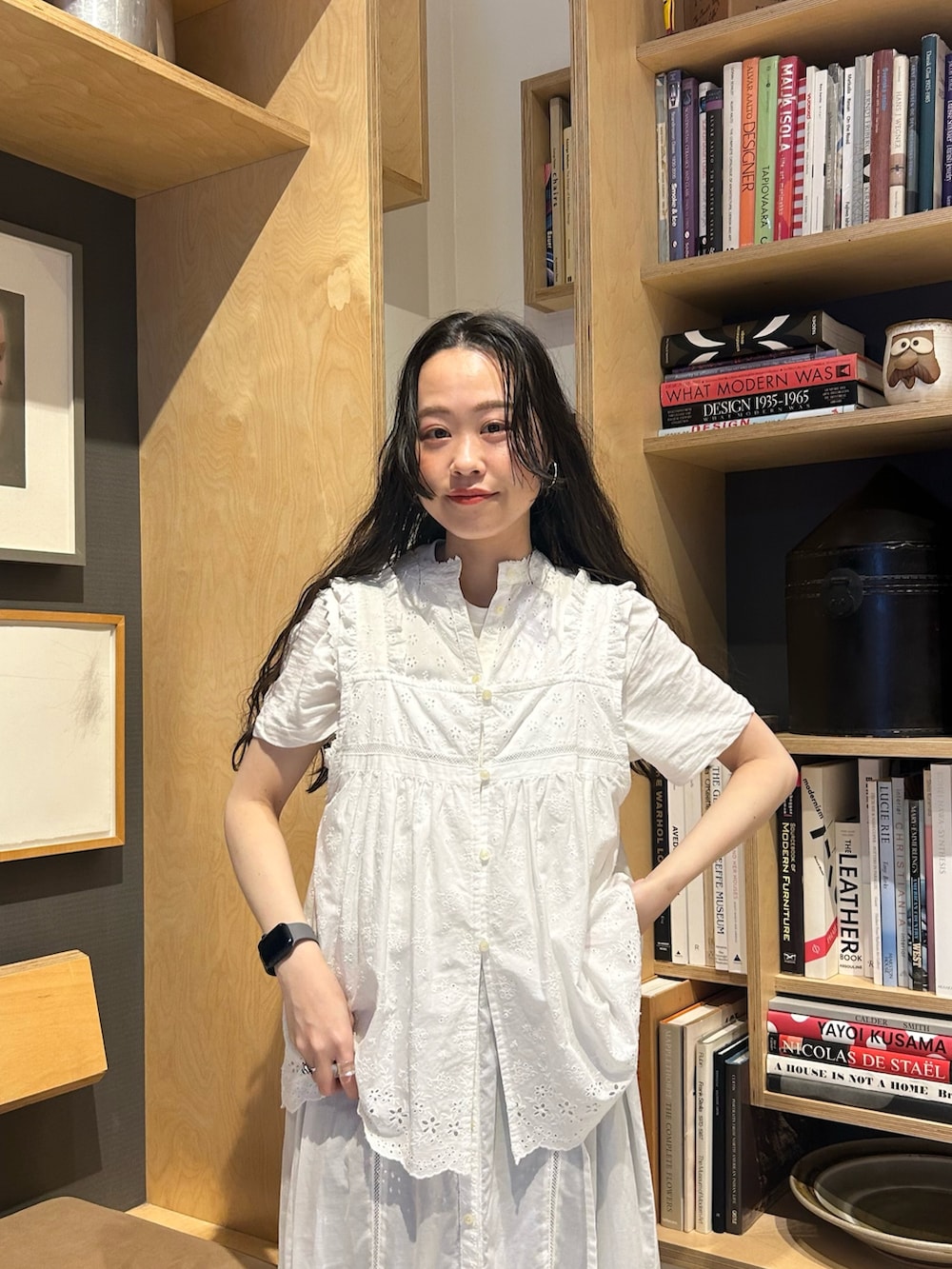 「夏、夏コーデ、ワンピース、ワンピーススタイル、セット、カットワーク、カットワークレース、デニム、サンダル、低身長、低身長コーデ、いいね、save、フォローお願いします🤑」｜「BEAMS BOYのカットワーク ノースリーブ ワンピース（ワンピース、ホワイト系）」を使った、黒田 彩乃さん（骨格ストレート・レディース・153cm）の夏コーディネートの4枚目の写真
