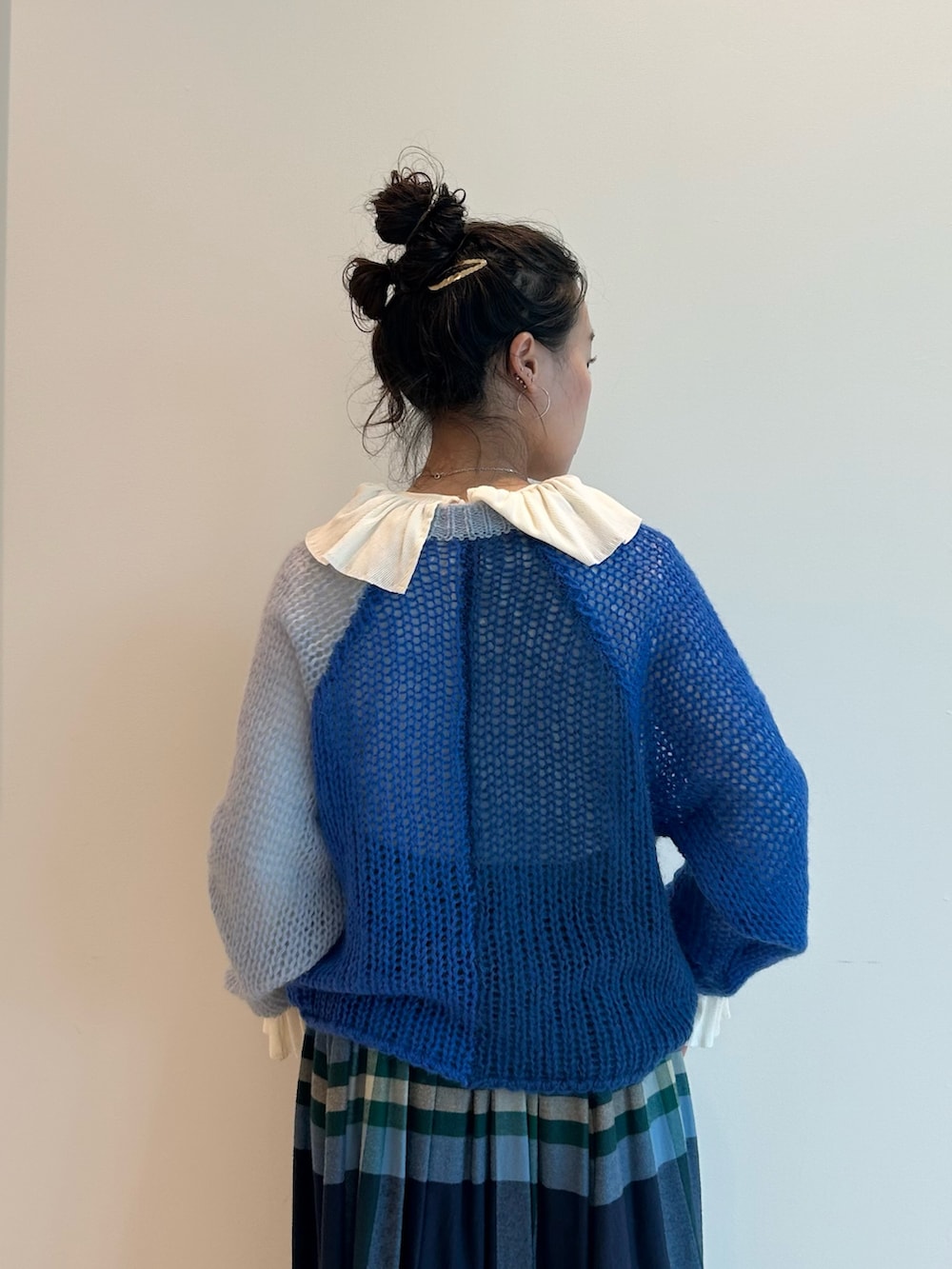 ブルー系のステンカラーコート、ホワイト系のTシャツ/カットソー、ブルー系のカーディガン/ボレロを着用したレディースの秋コーディネートの7枚目の写真