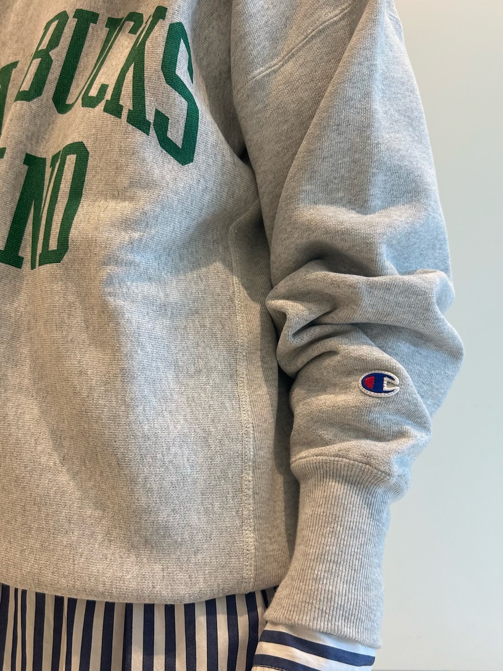 ブルー系のワンピース、ブルー系のスカートを着用したレディースの秋コーディネートの7枚目の写真