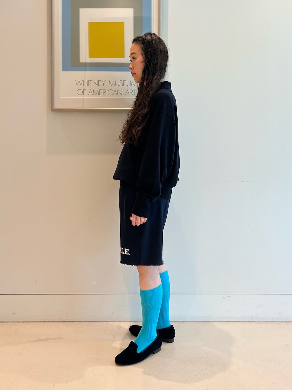 ブルー系のドレスシューズ、ブルー系のその他パンツ、ブルー系のニット/セーターを着用したレディースの夏コーディネートの2枚目の写真