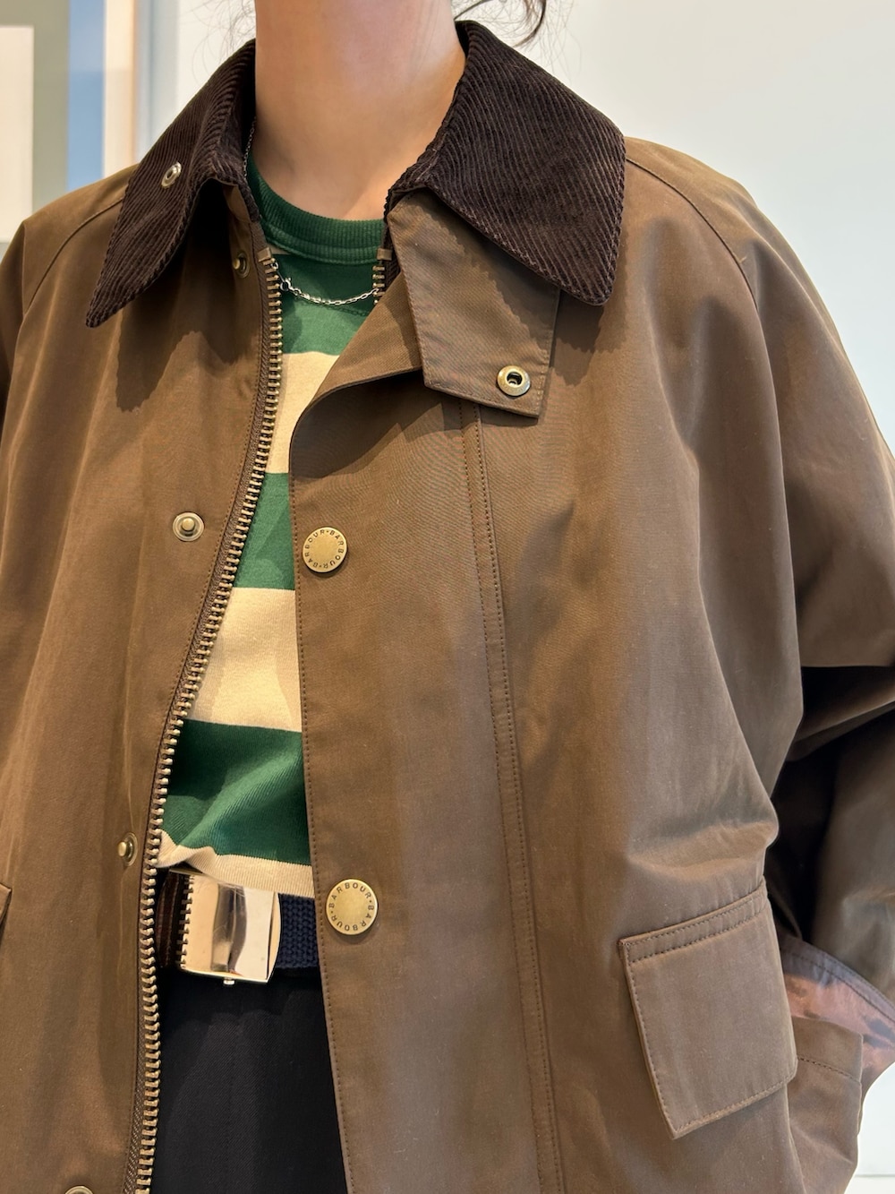 ブラウン系のサンダル、ブラウン系のミリタリージャケット、グリーン系のTシャツ/カットソーを着用したレディースの夏コーディネートの5枚目の写真